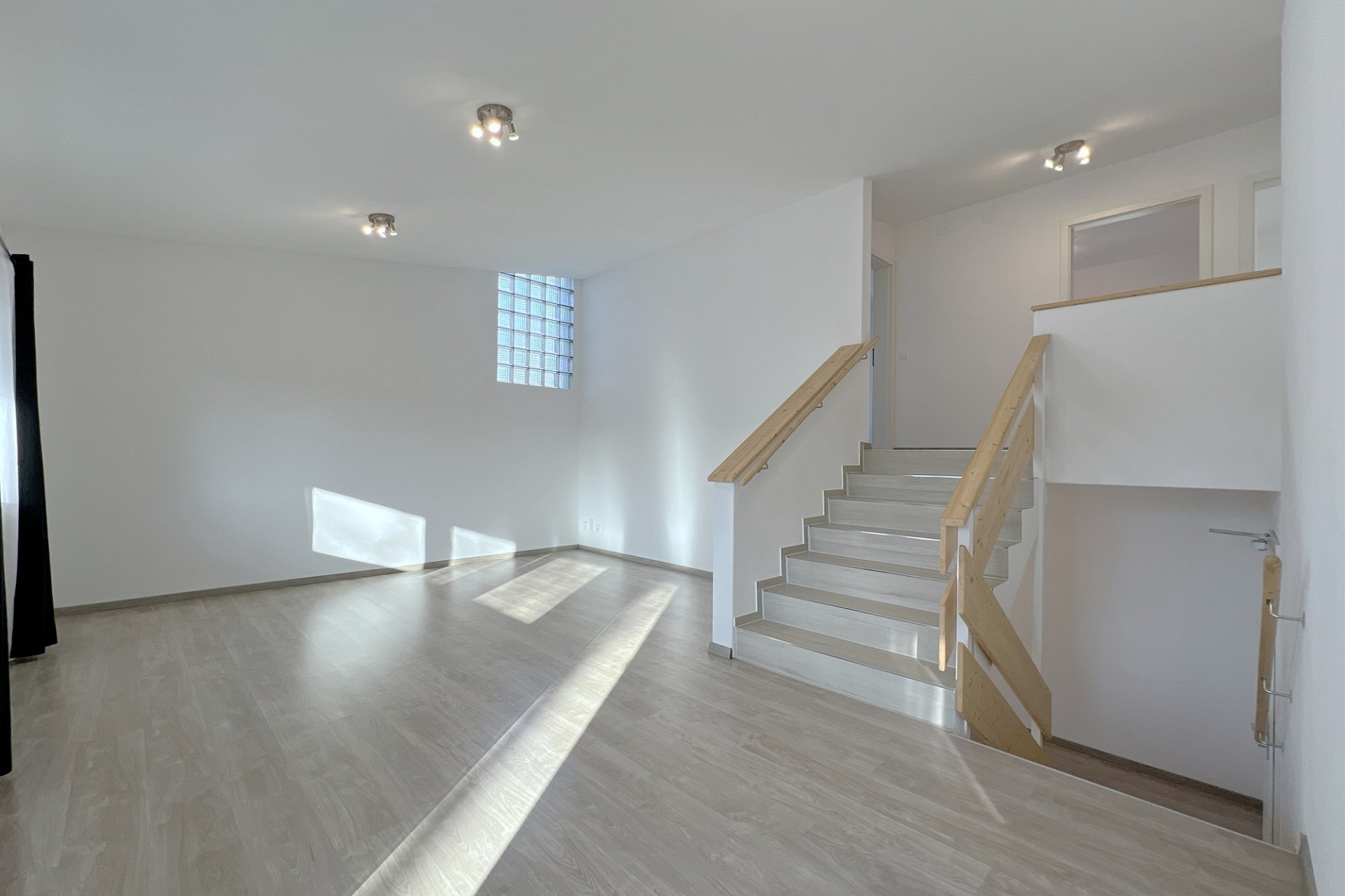 Heller Innenraum mit Treppe und Glasbausteinfenster