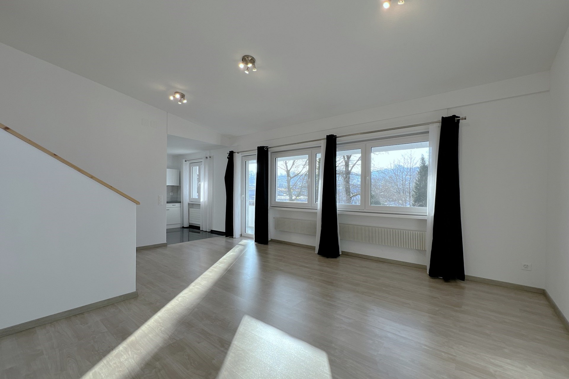 Helles Wohn-/Esszimmer mit Blick ins Freie