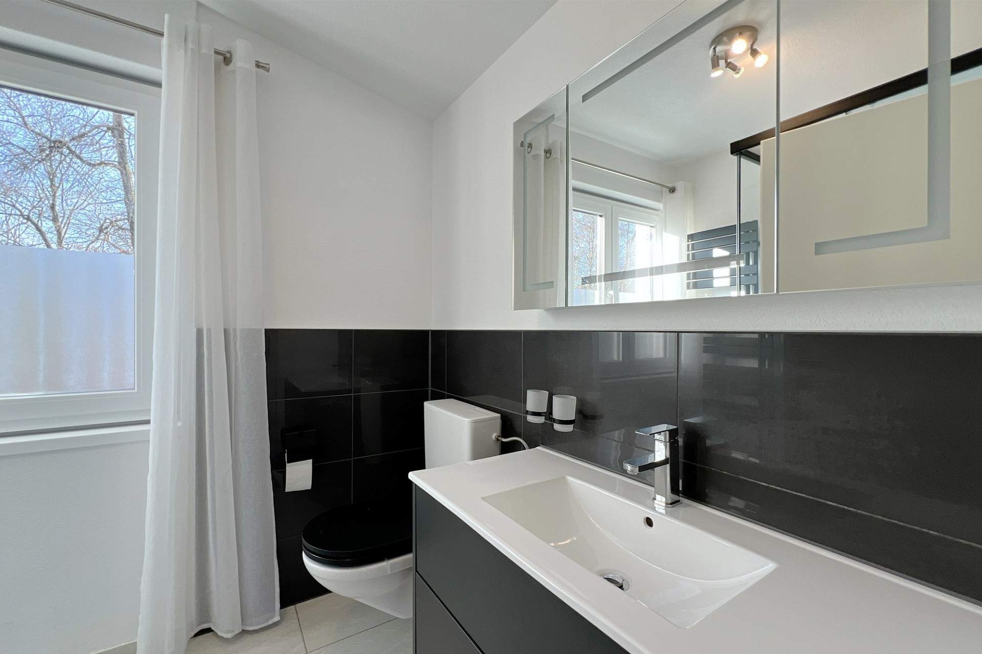 Modernes Badezimmer mit schwarzem Kontrastdesign