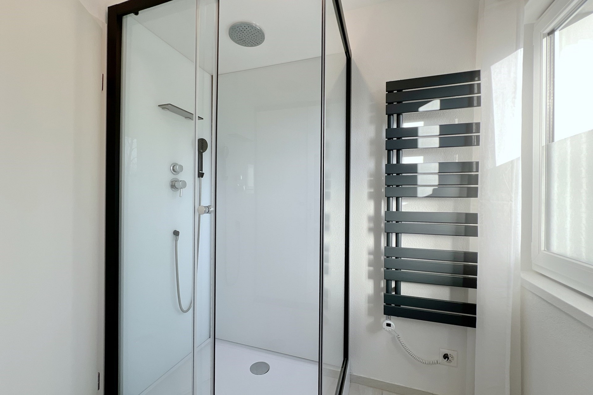 Moderne Duschkabine im hellen Badezimmer