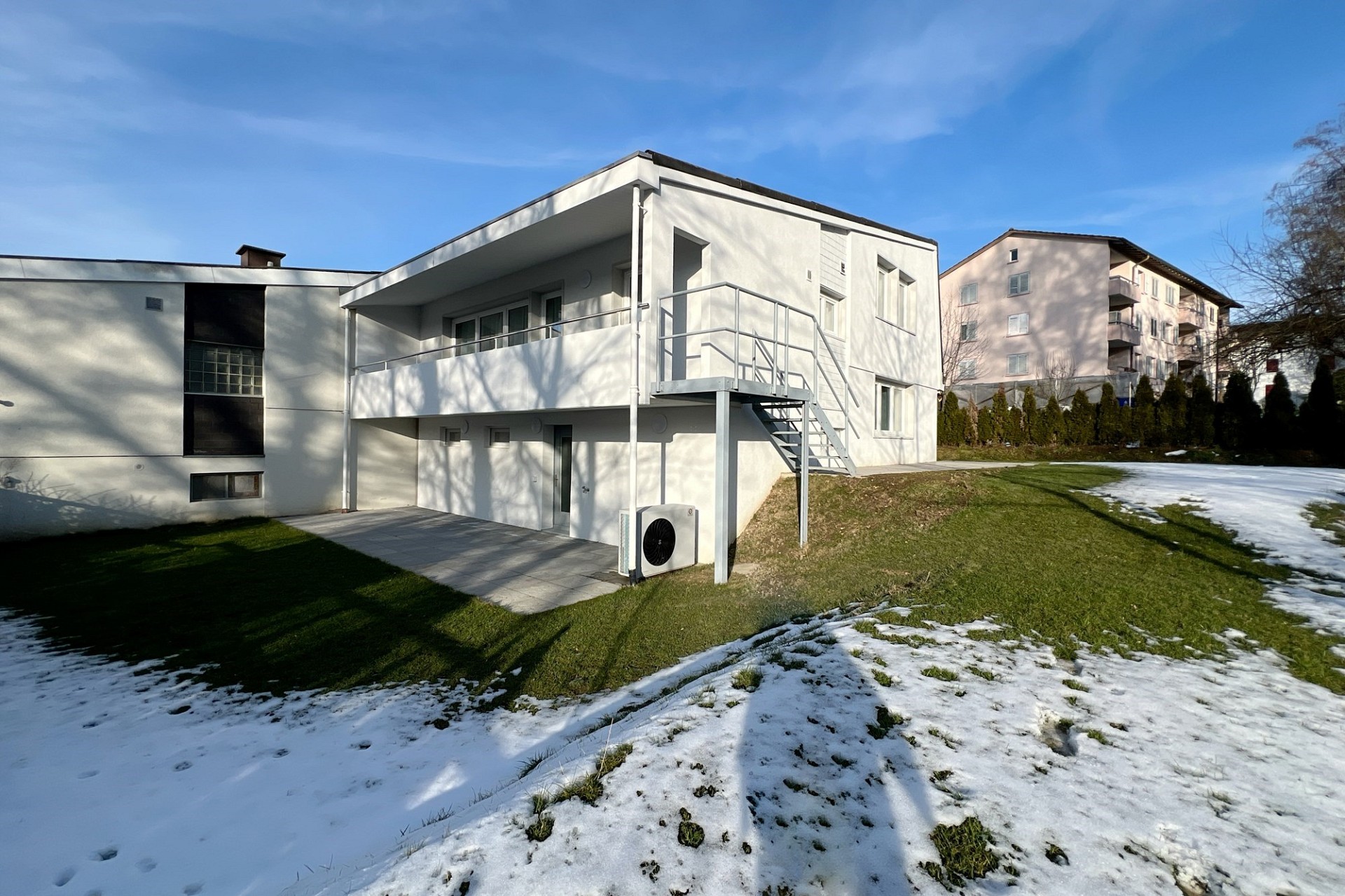 Modernes Wohngebäude mit Balkon und Außentreppe