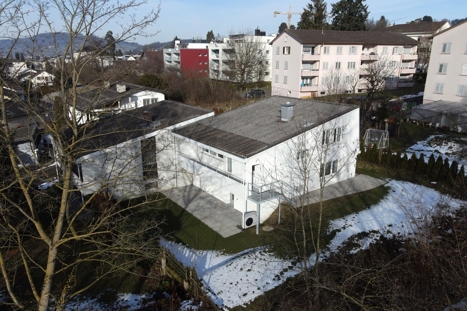 Luftaufnahme eines Wohnhauses mit Garten