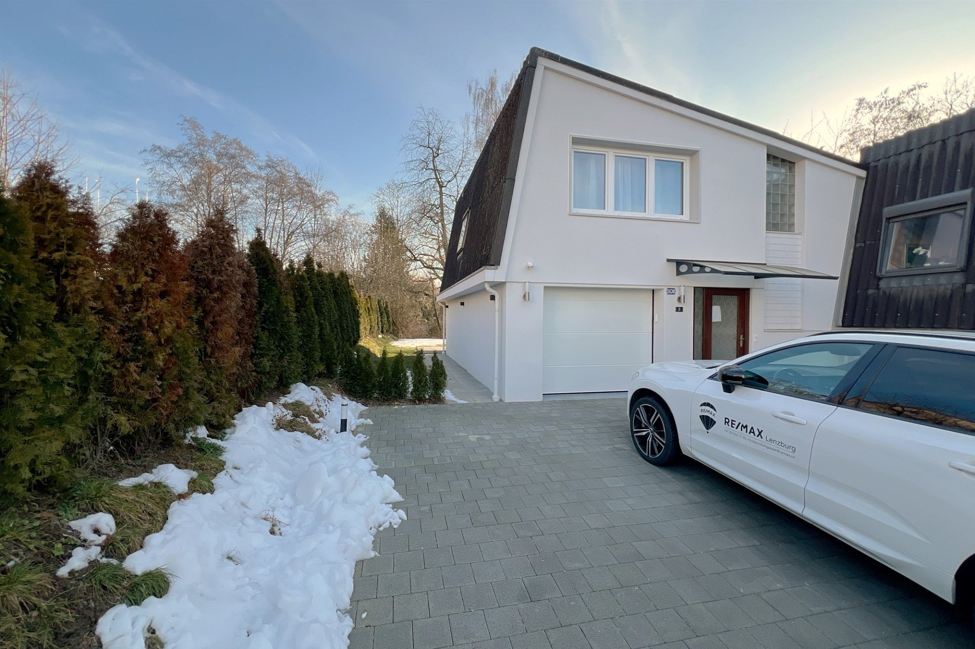 Modernes Einfamilienhaus mit Auffahrt