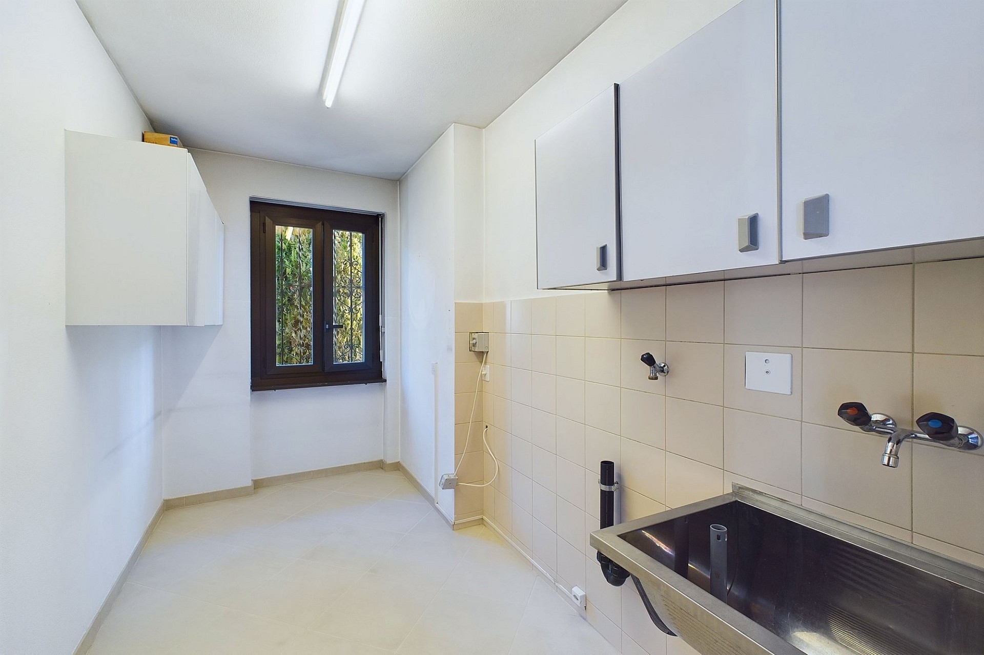 Hauswirtschaftsraum mit Fenster und Waschbecken