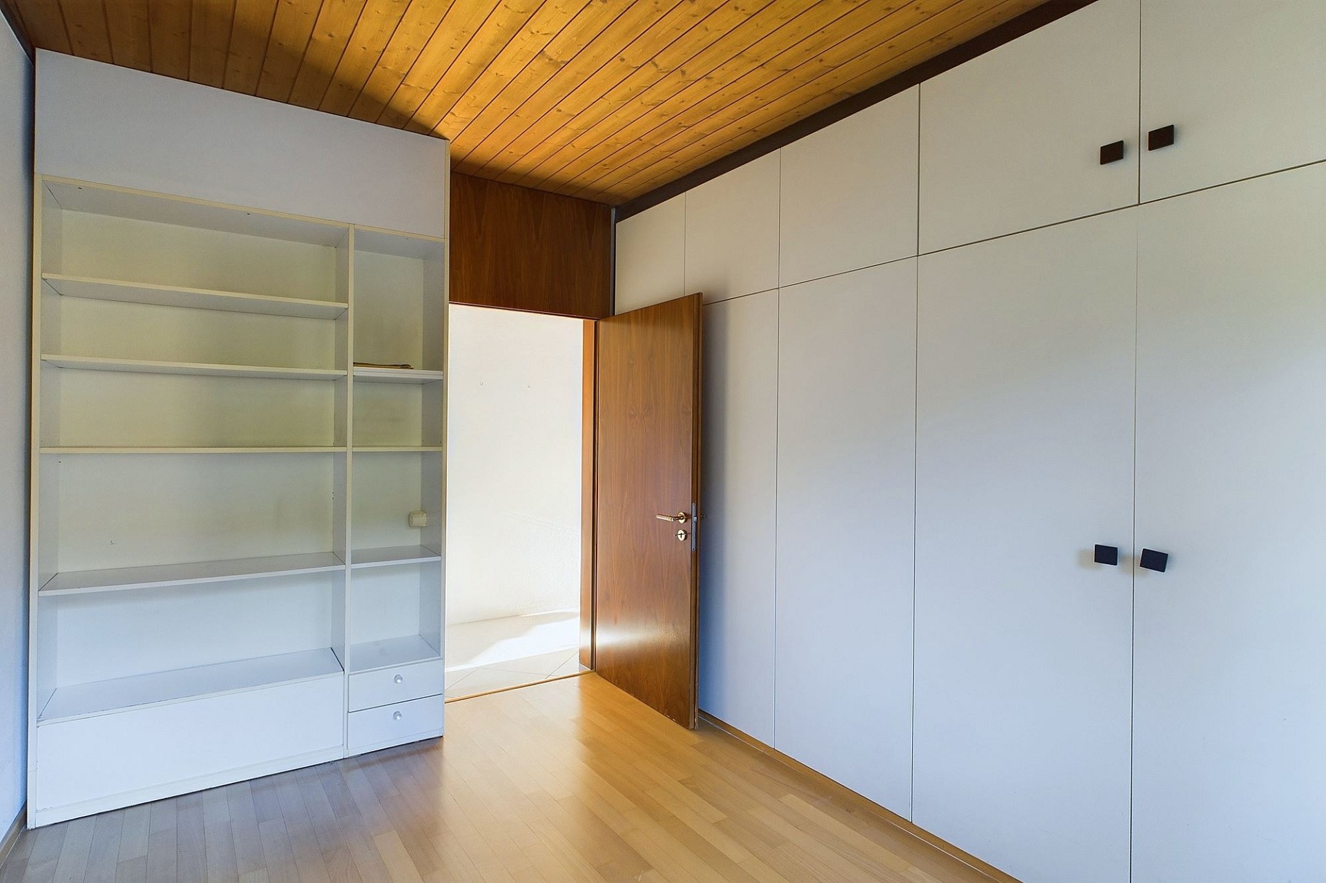 Helles Schlafzimmer mit Einbauschränken