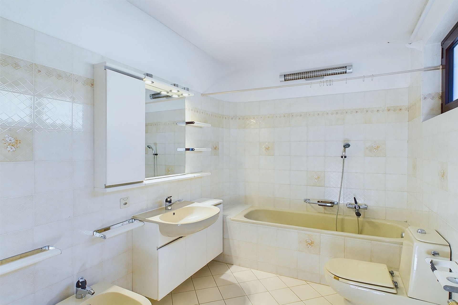 Helles Badezimmer mit Badewanne und Waschtisch