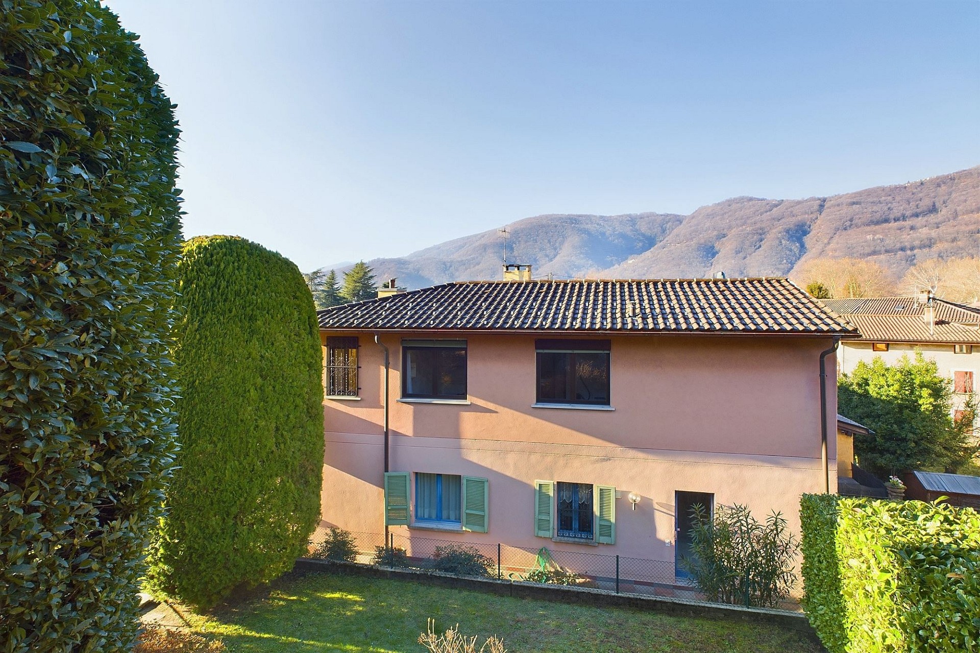 Haus mit Garten und Bergblick