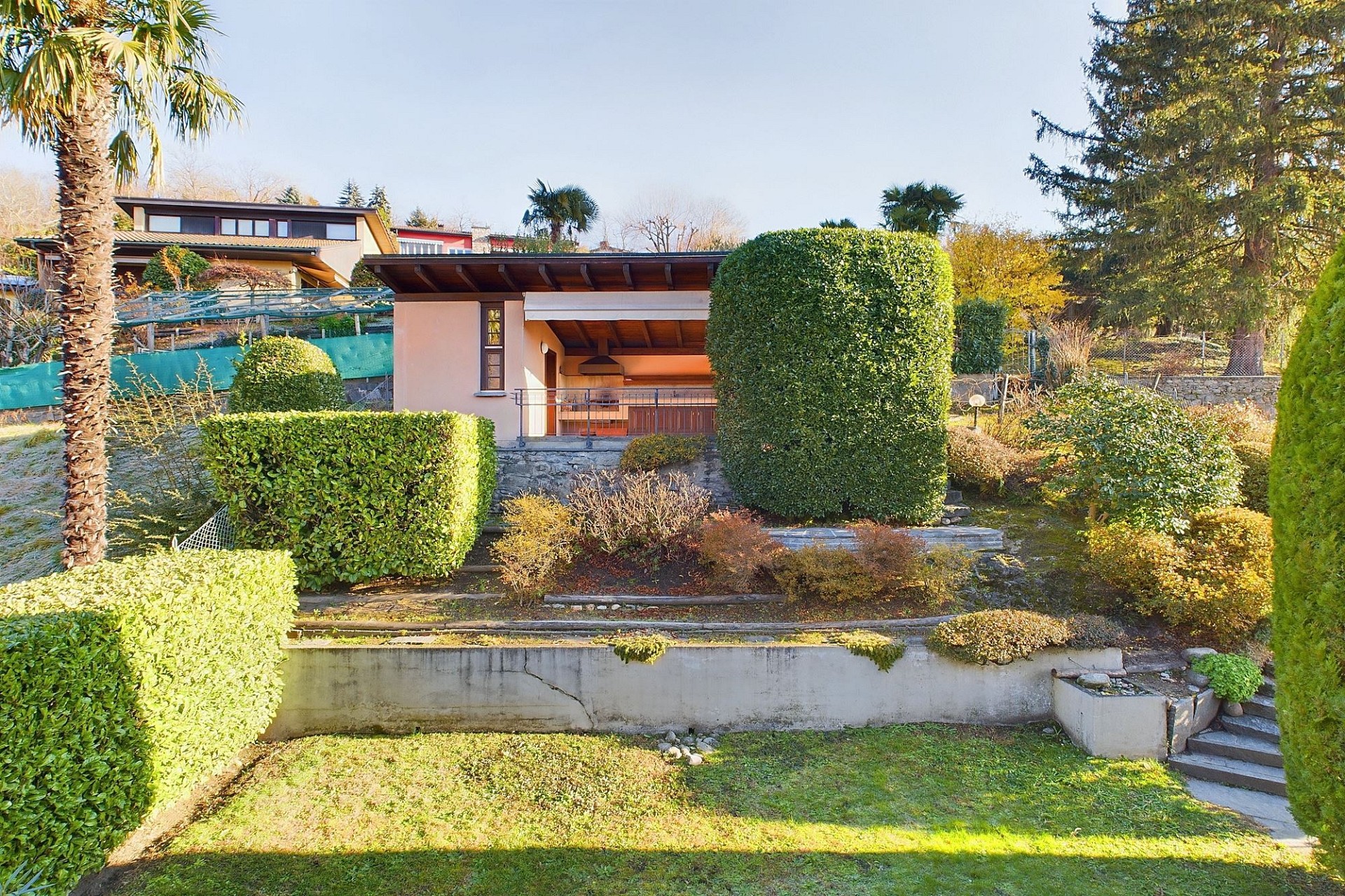 Außenansicht eines gepflegten Hauses mit großem Garten