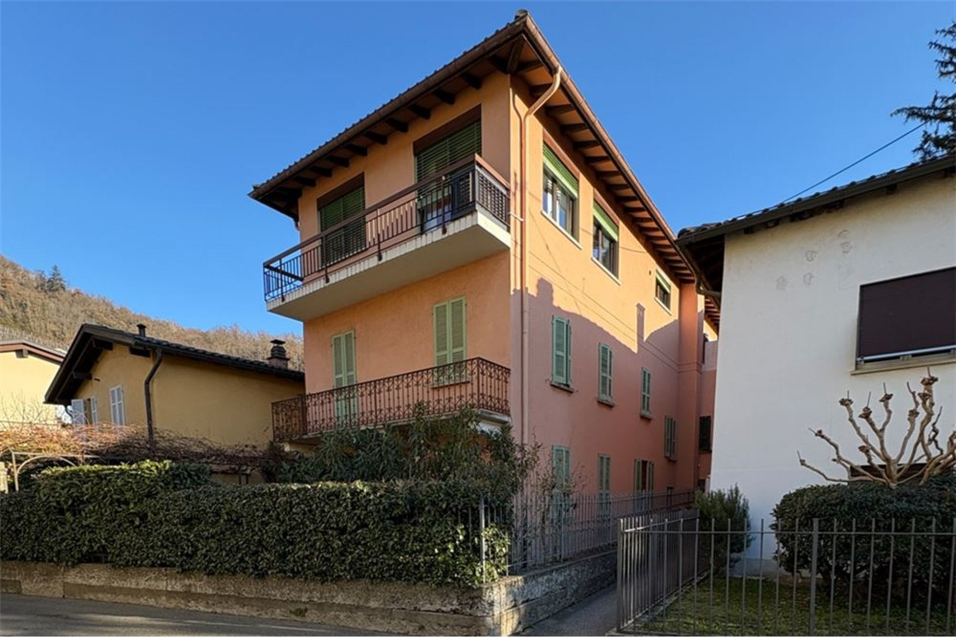 Mehrfamilienhaus mit Balkonen in sonniger Lage
