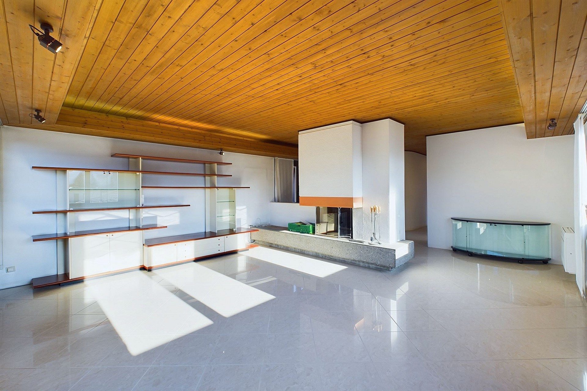 Wohnzimmer mit Kamin und Holzdecke