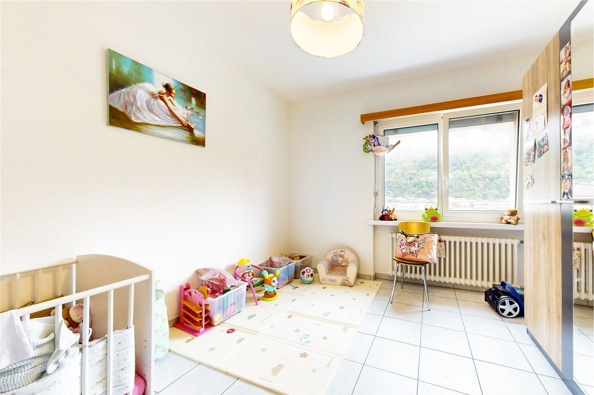 Helles Kinderzimmer mit Blick ins Grüne