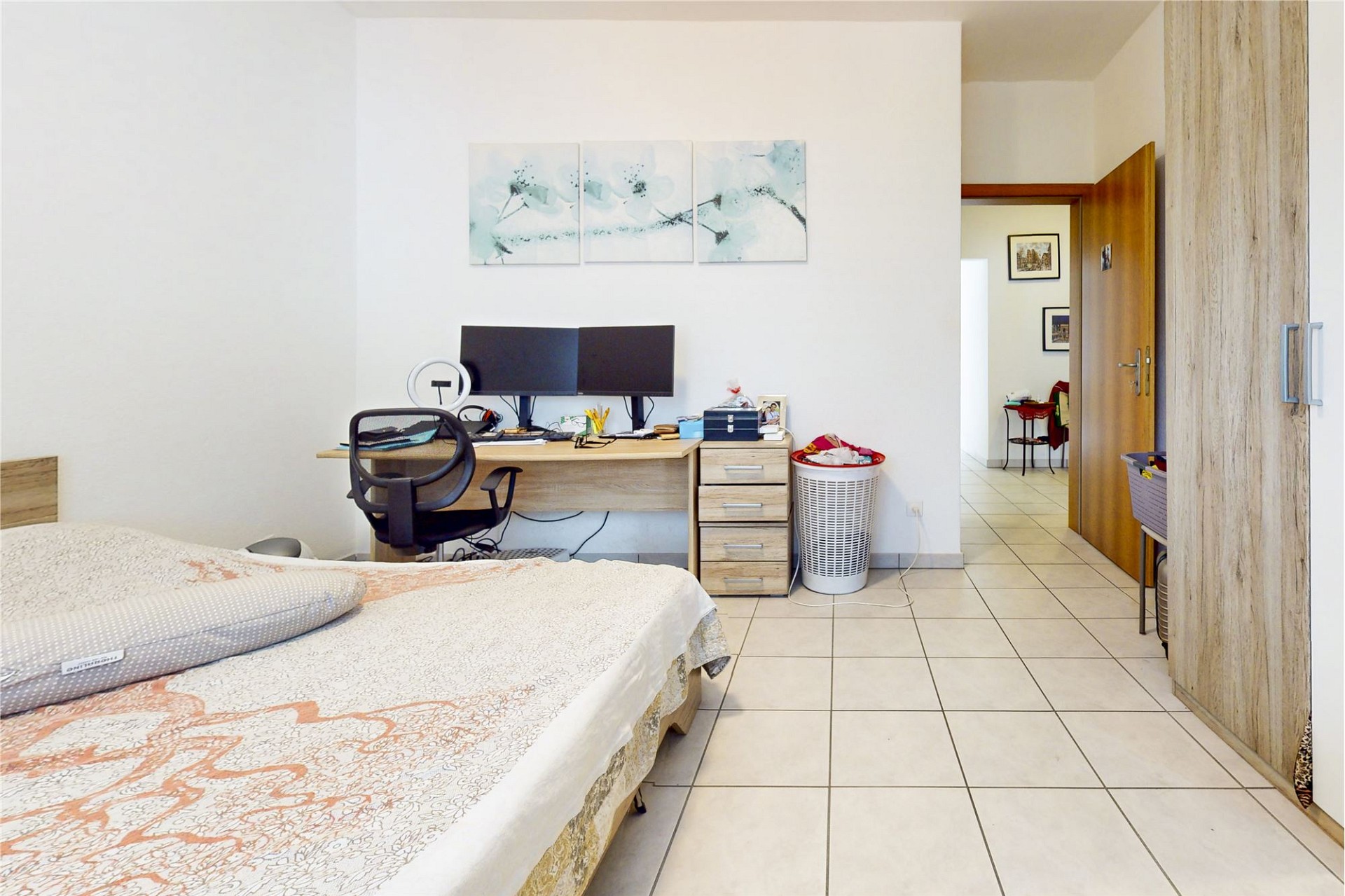 Schlafzimmer mit Arbeitsbereich