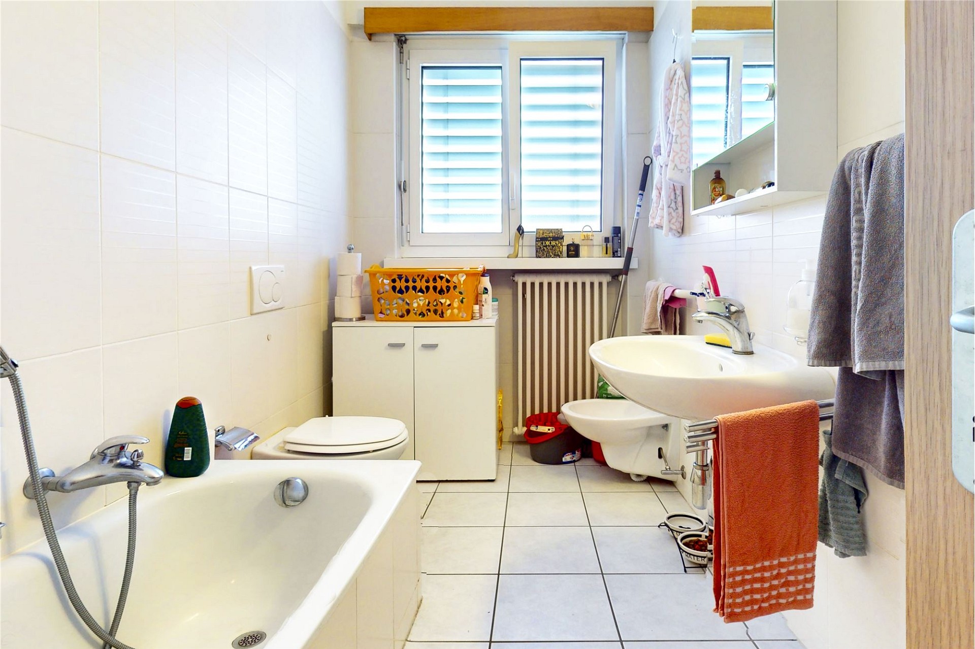 Helles Badezimmer mit Wanne, WC und Waschbereich