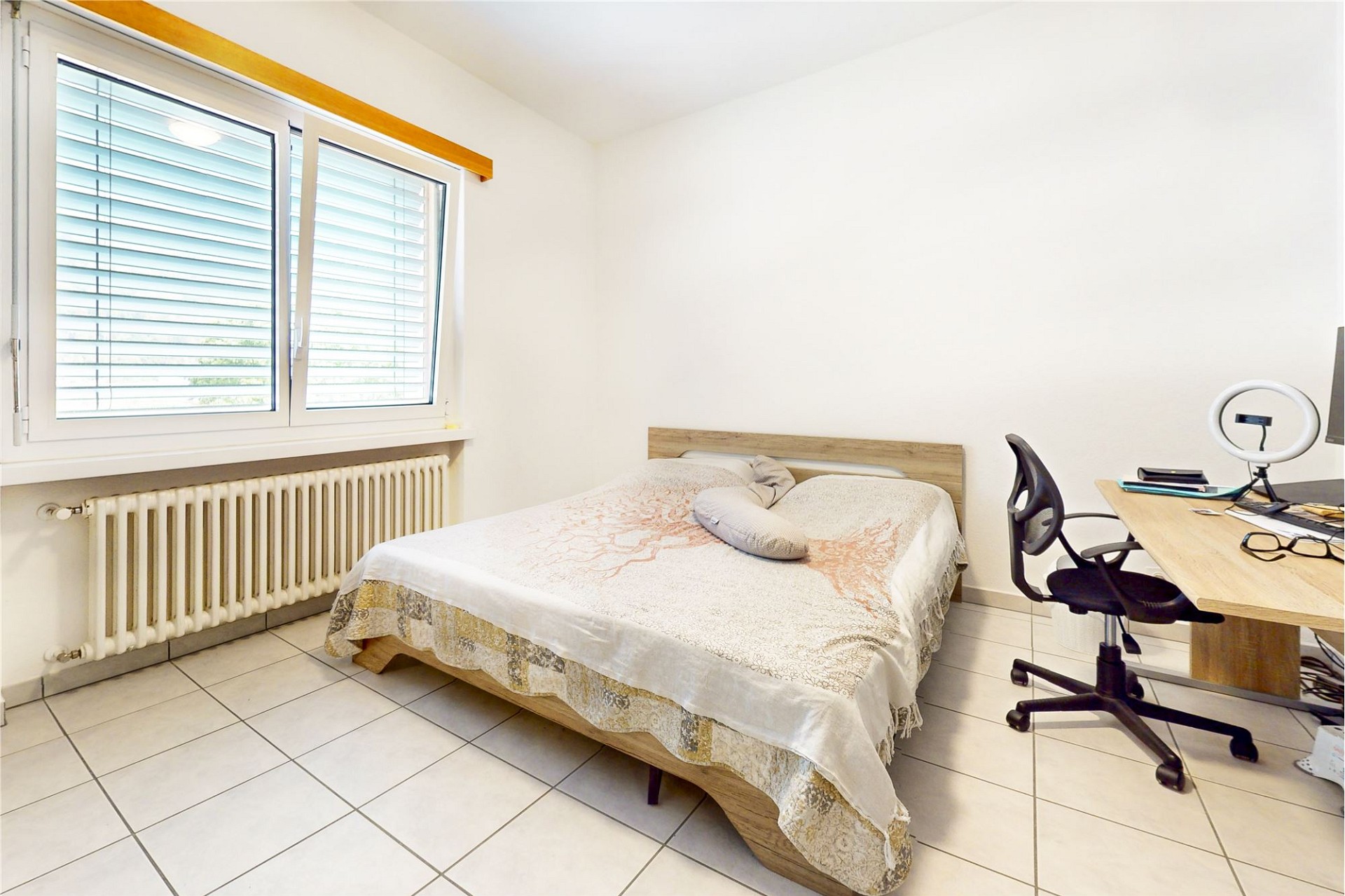 Helles Schlafzimmer mit Arbeitsplatz