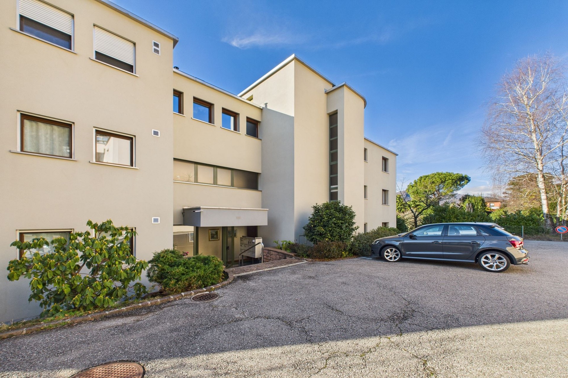 Modernes Mehrfamilienhaus mit Stellplatz