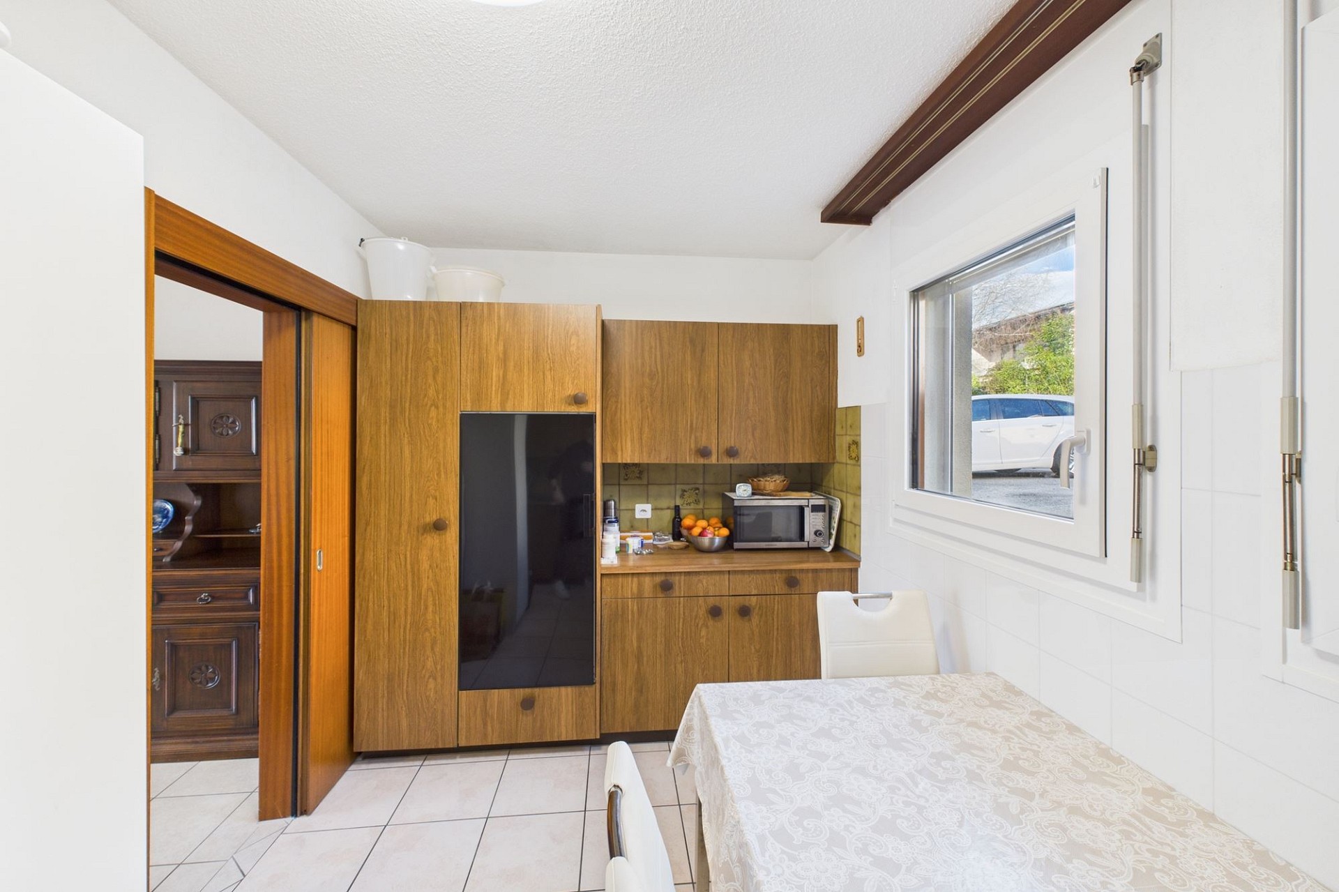 Kleine Wohnküche mit Holzfronten