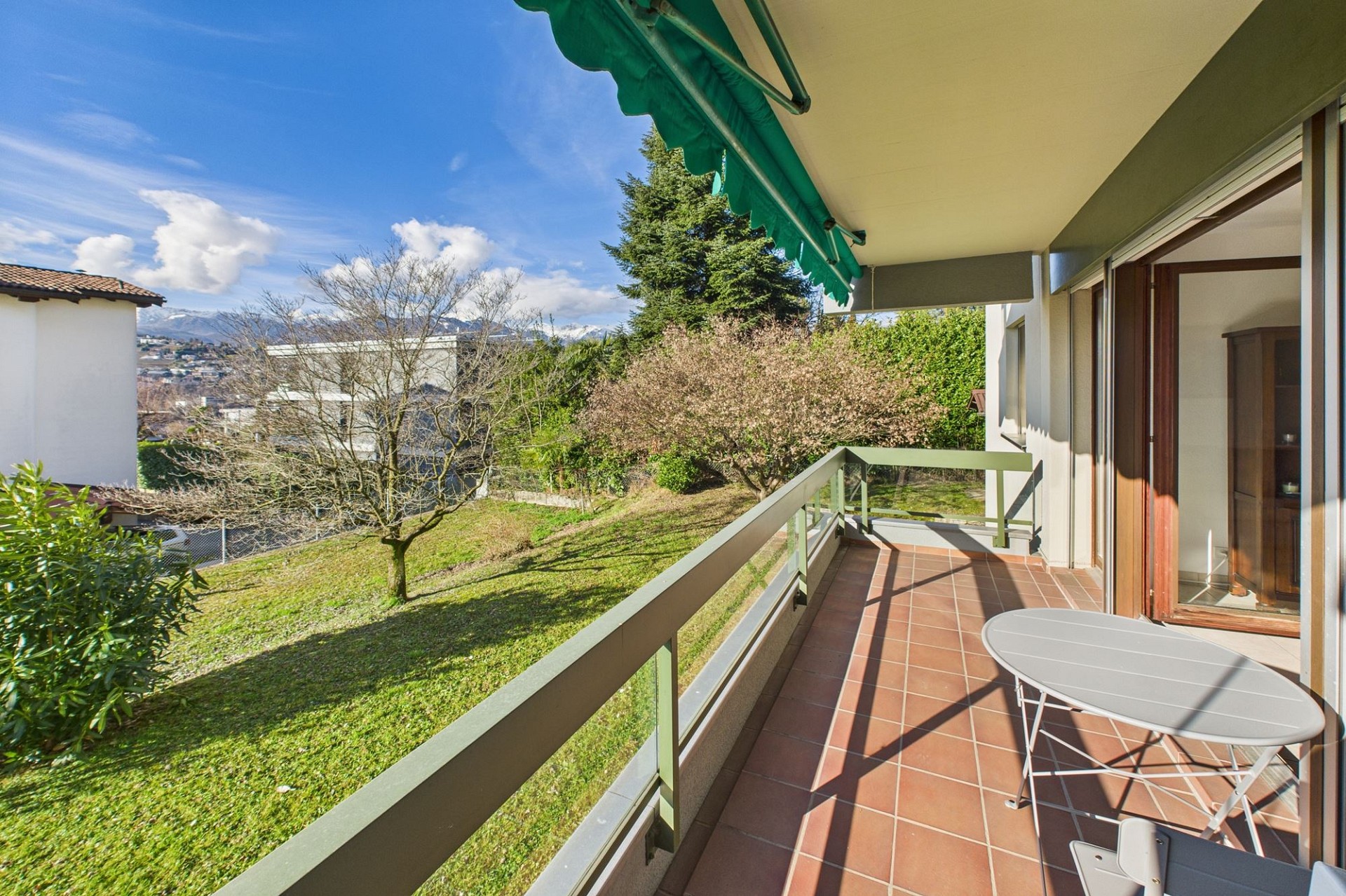 Balkon mit Berg- und Gartenblick