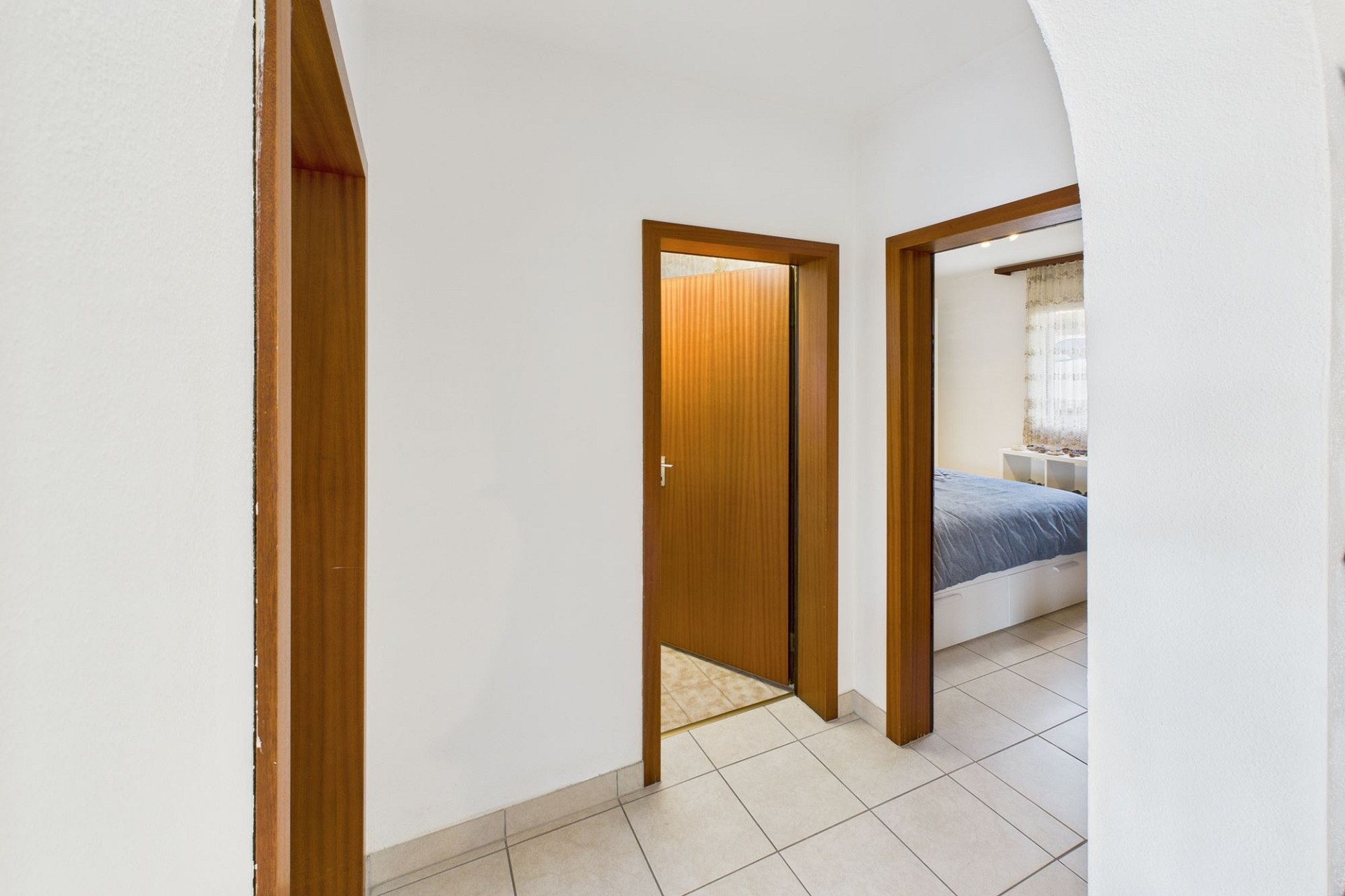 Flur mit Blick in Schlafzimmer und weitere Räume