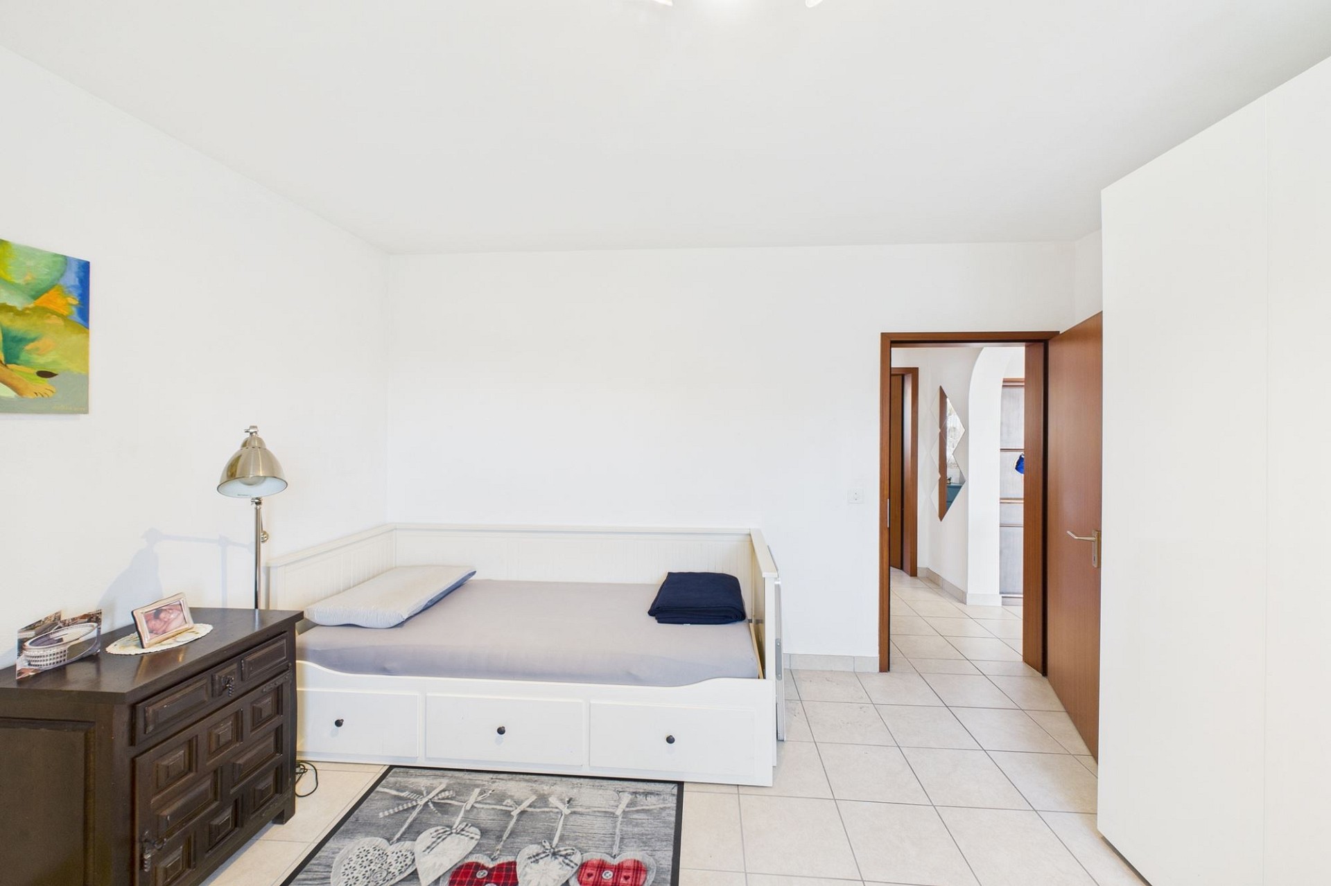 Helles Schlafzimmer mit Blick in den Flur