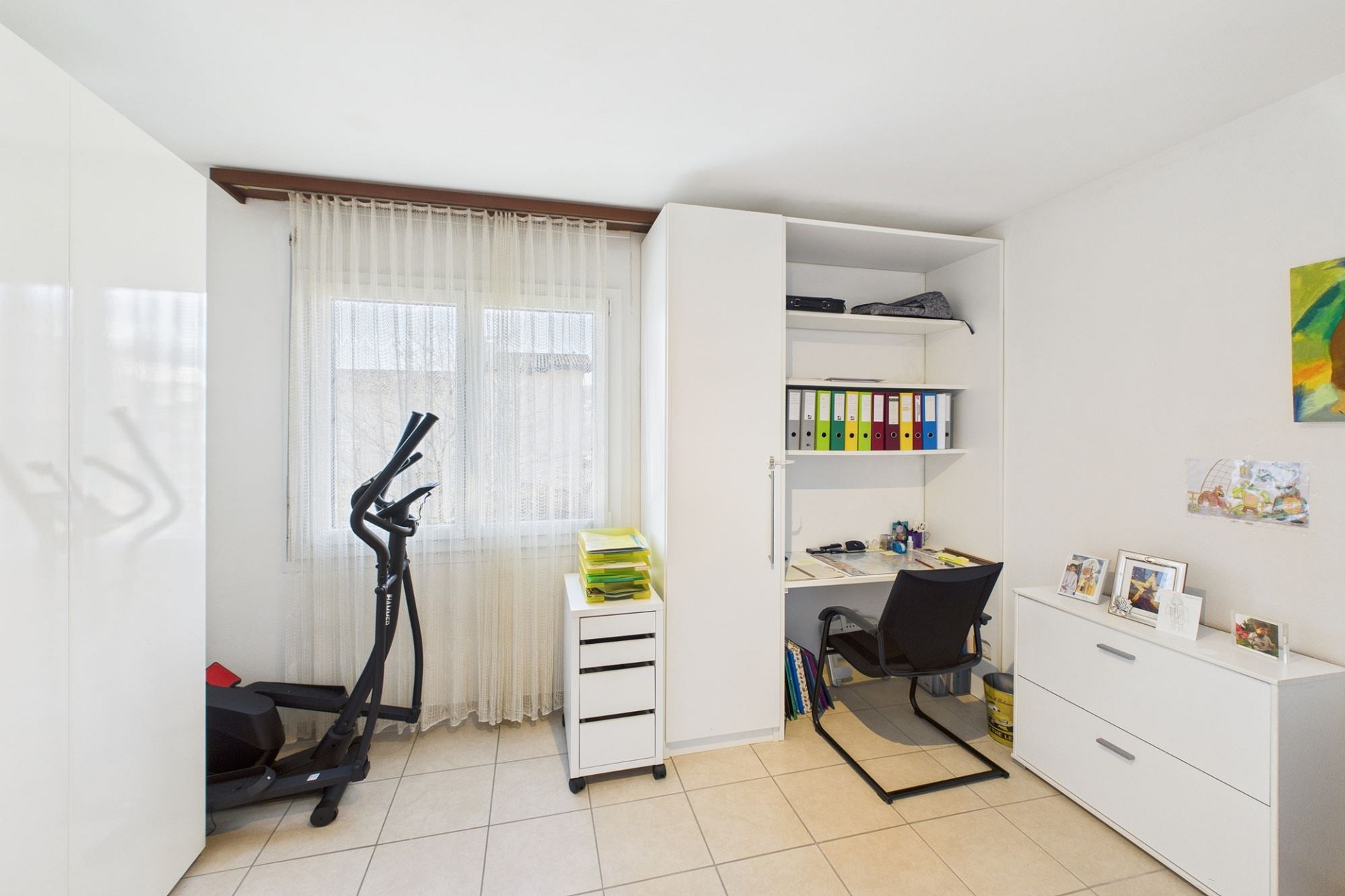 Helles Arbeitszimmer mit integriertem Stauraum