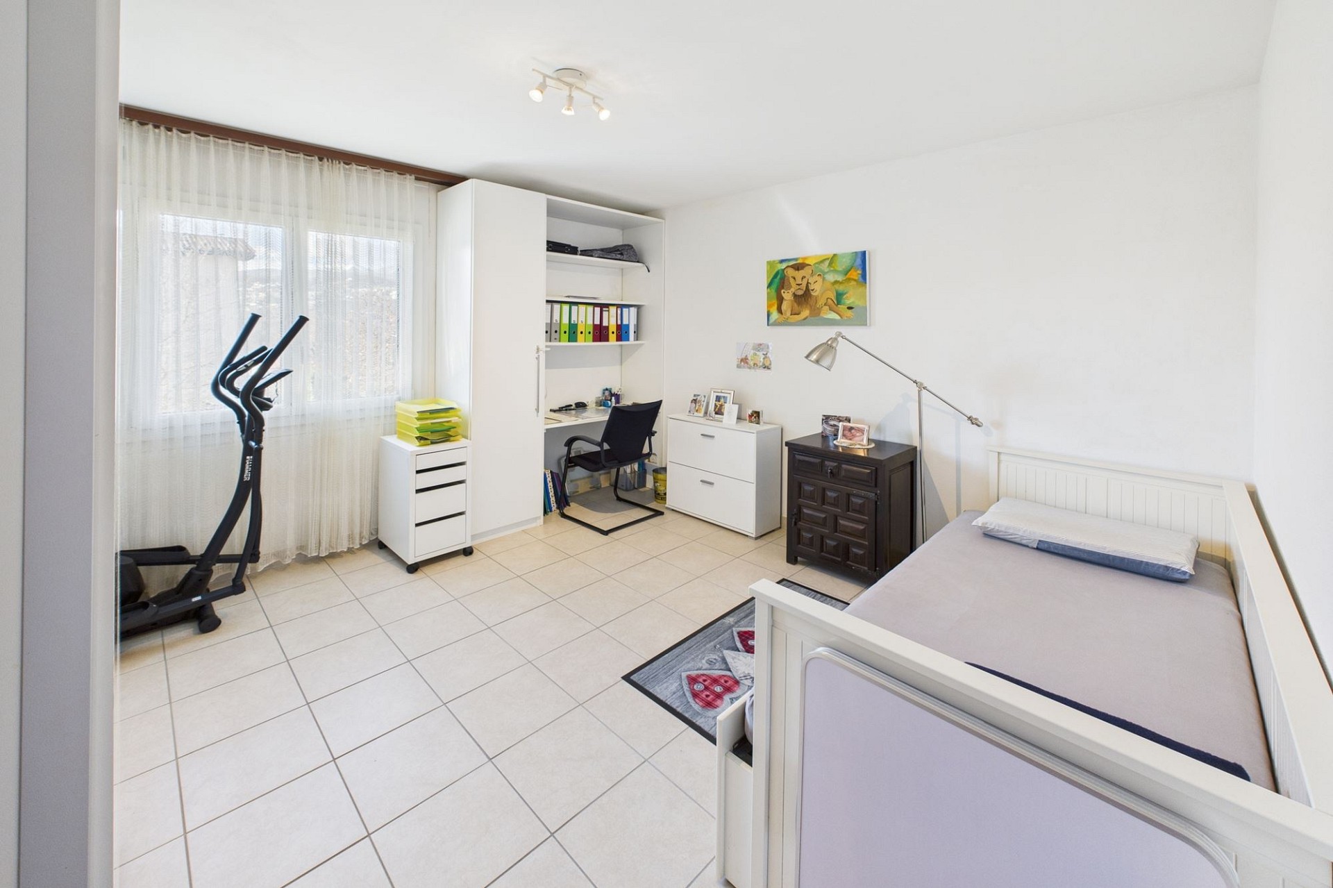 Helles Schlafzimmer mit Arbeitsbereich