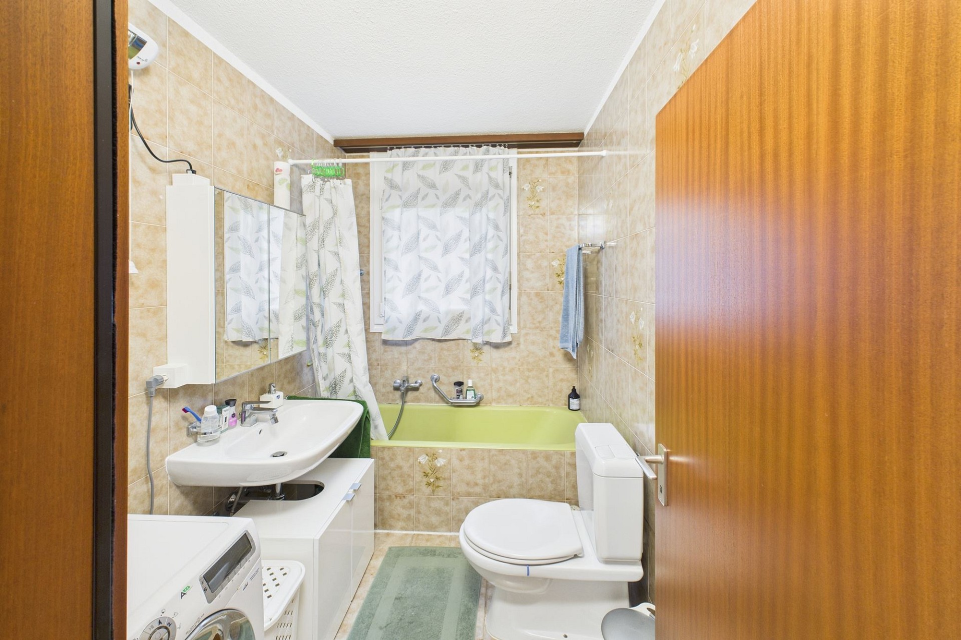 Kompaktes Badezimmer mit Badewanne und WC