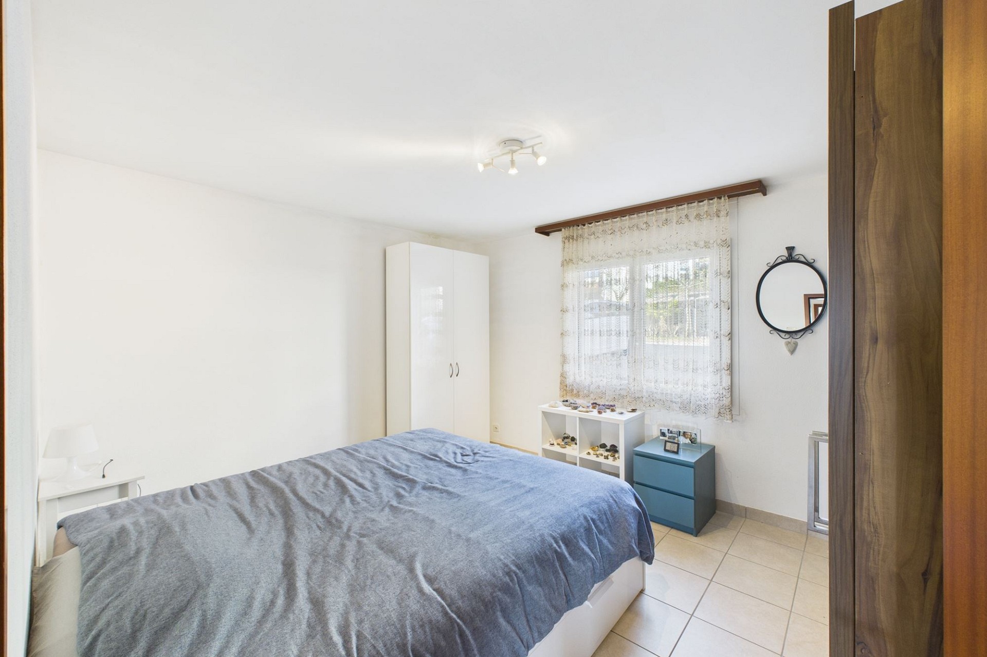 Helles Schlafzimmer mit einfachem Mobiliar