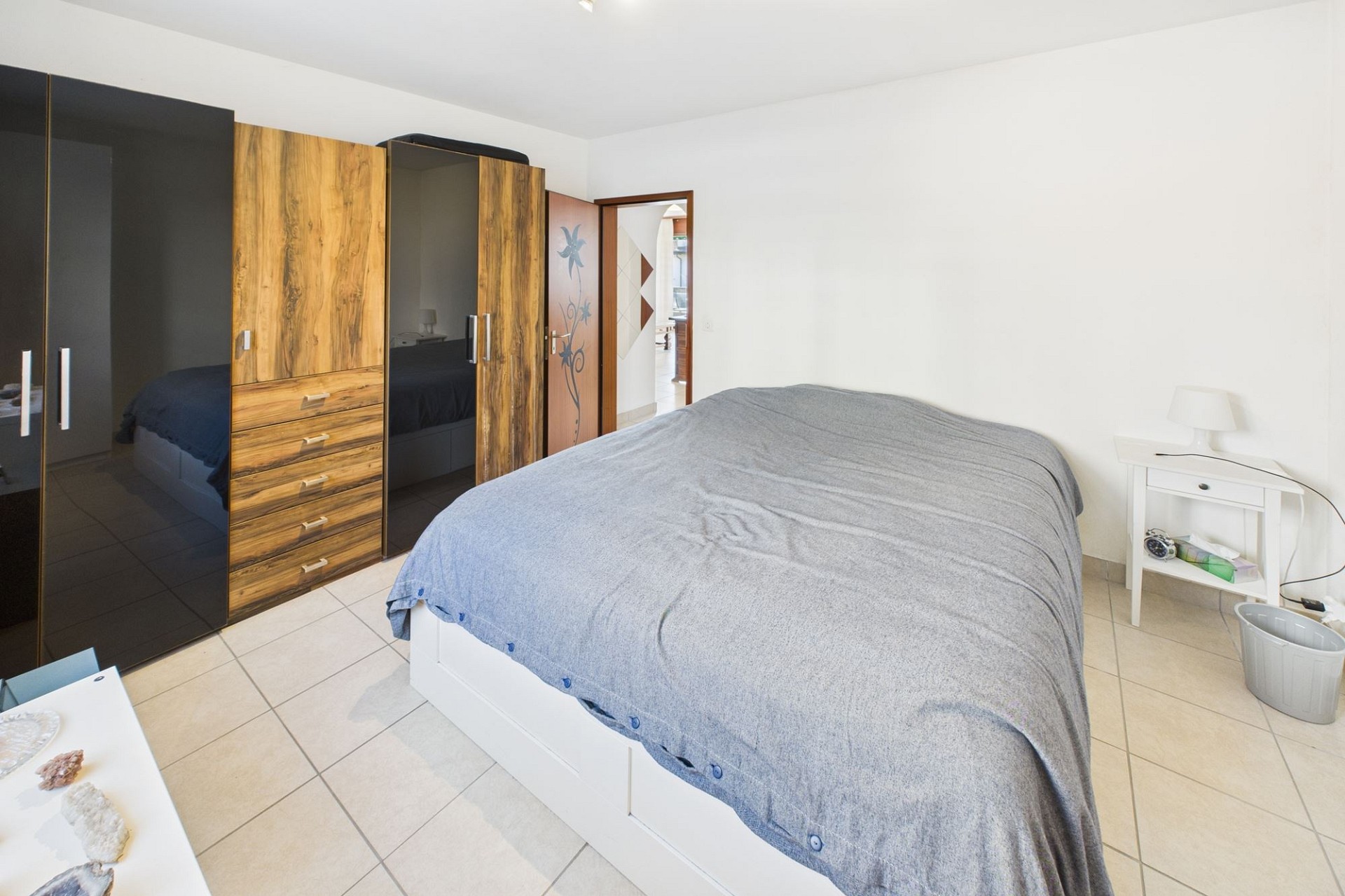 Schlafzimmer mit Doppelbett und Kleiderschränken