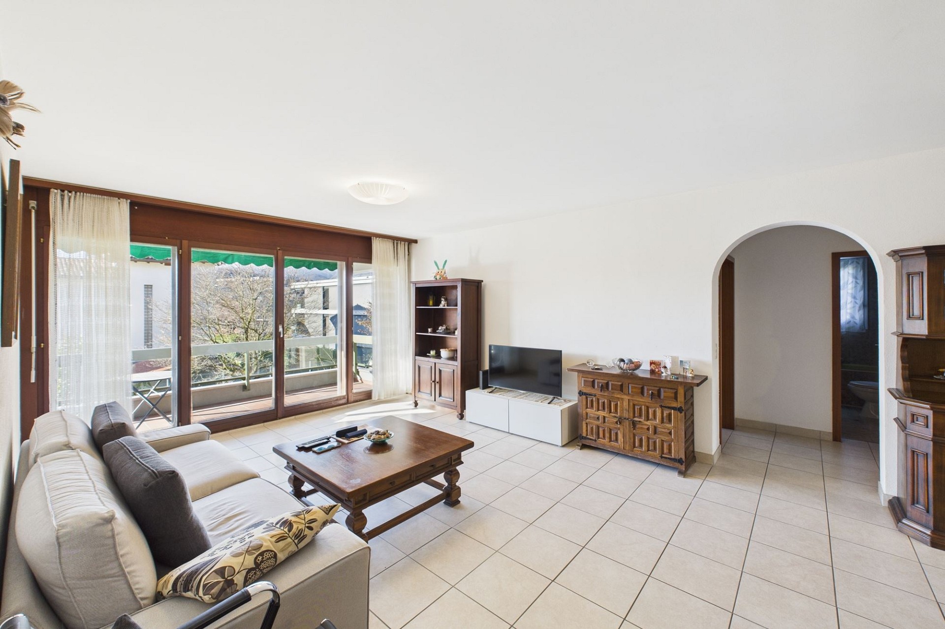 Helles Wohnzimmer mit Balkonzugang