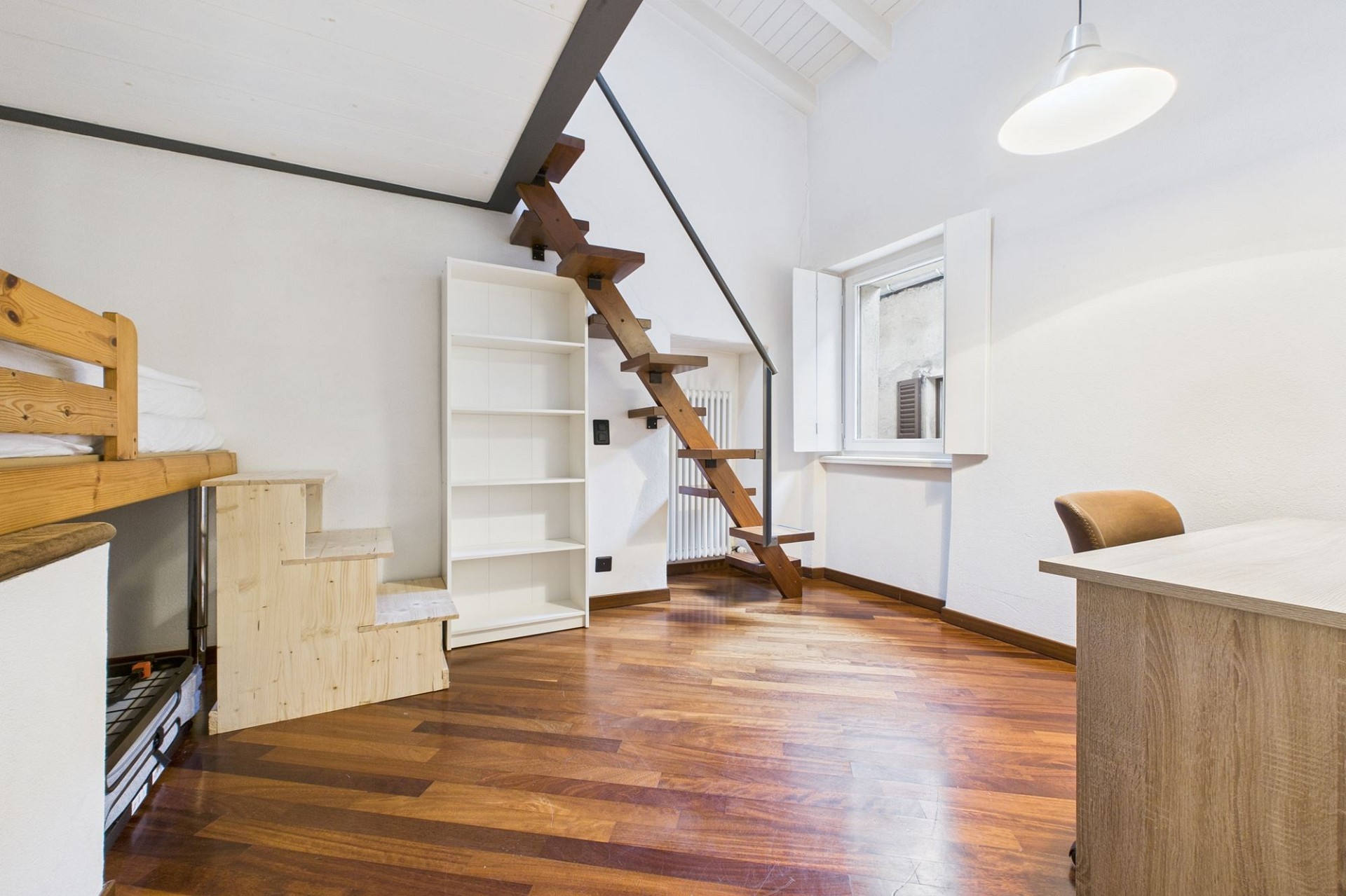 Möbliertes Dachzimmer mit Galerie