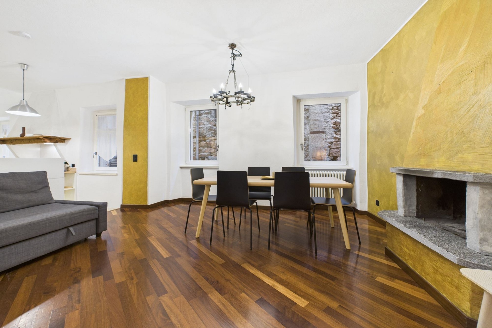 Wohnzimmer mit Essbereich und Kamin