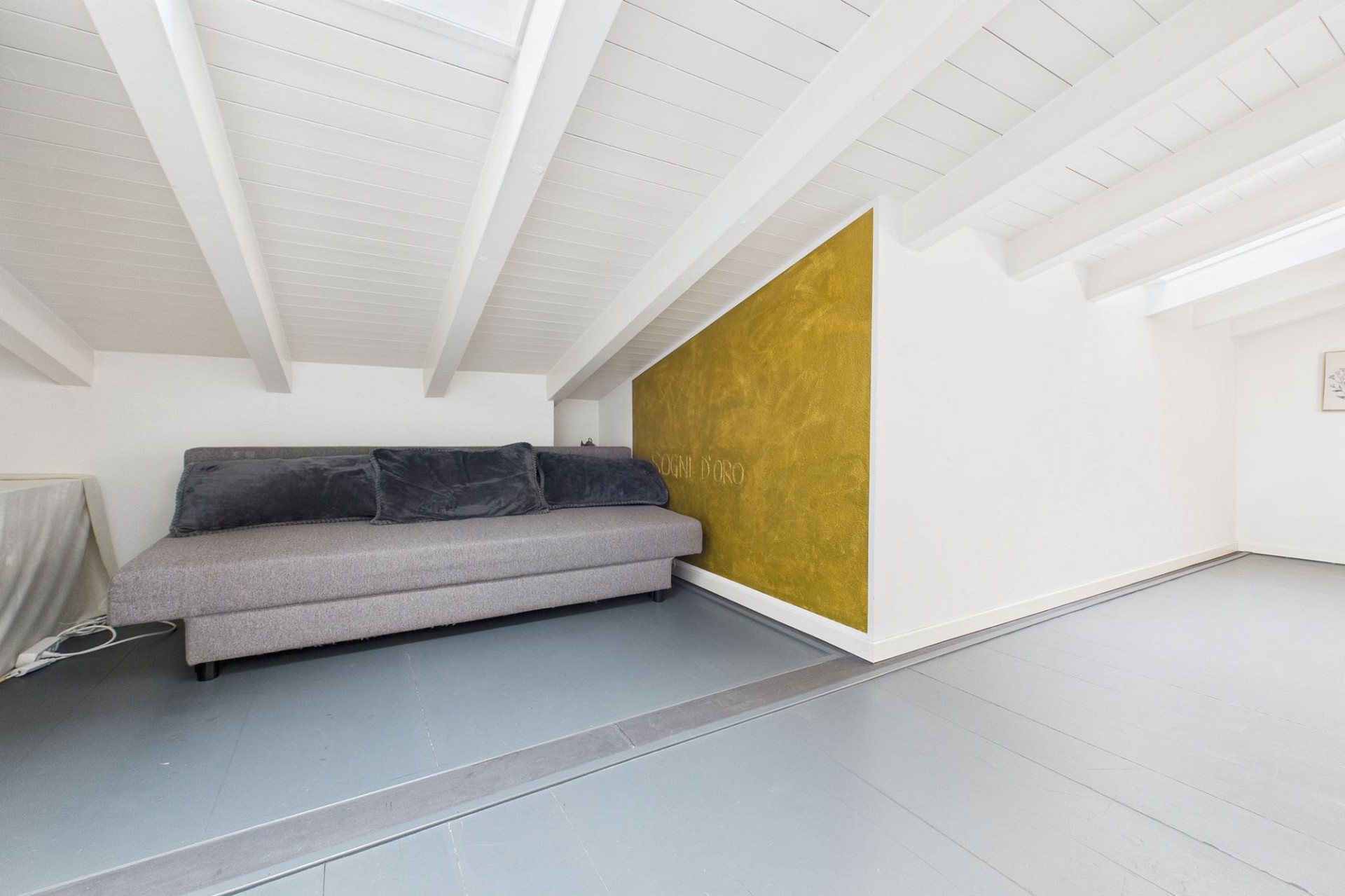 Ausgebauter Dachraum mit Sofa