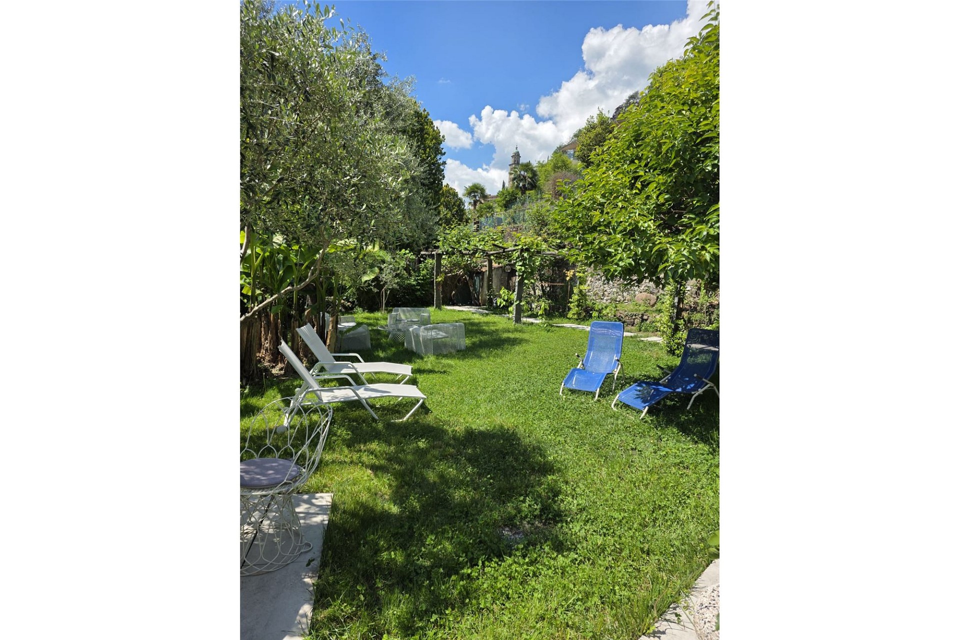 Garten mit Liegestühlen