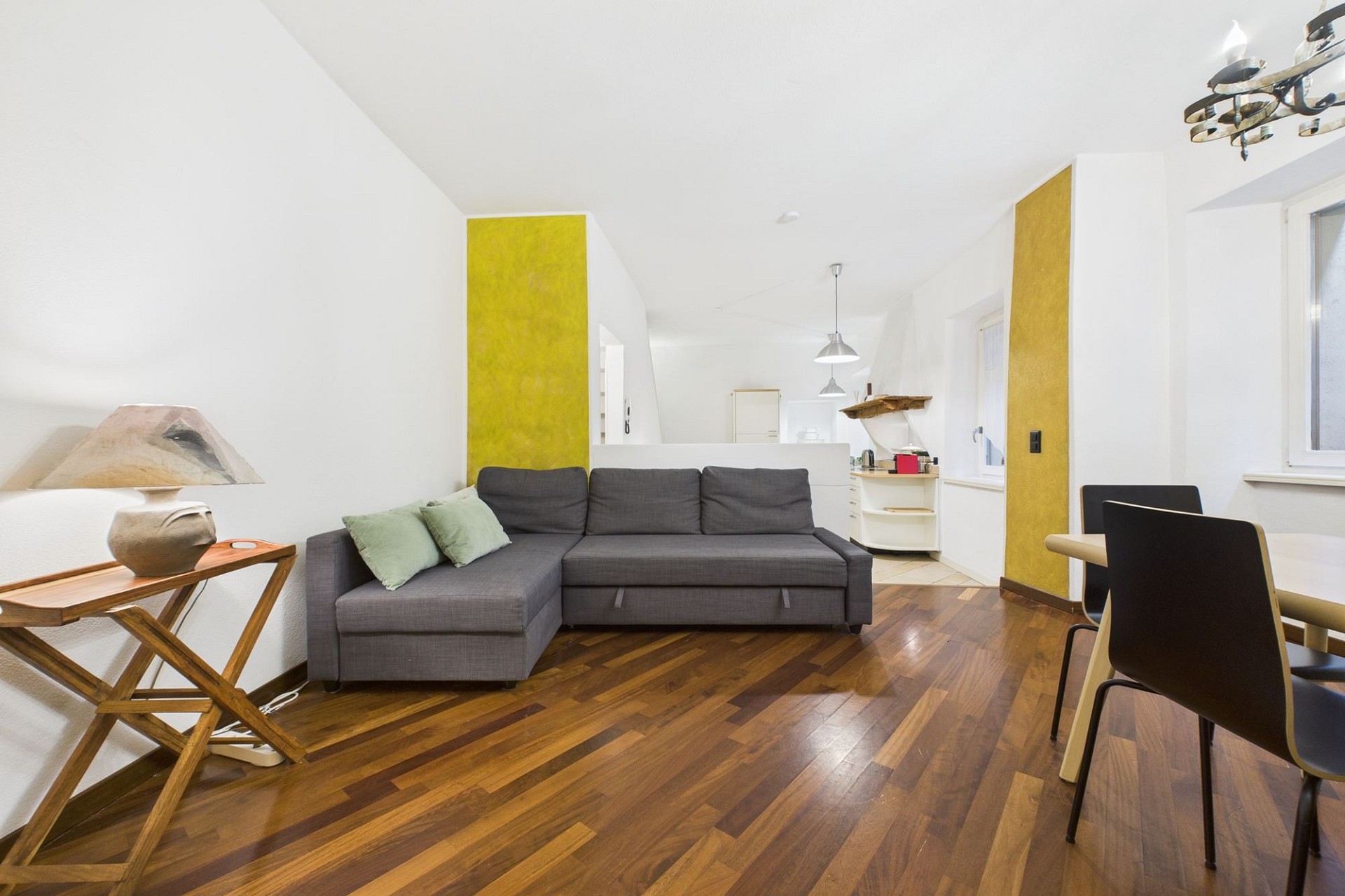 Heller Wohn-Ess-Bereich mit Sofa und Holzboden