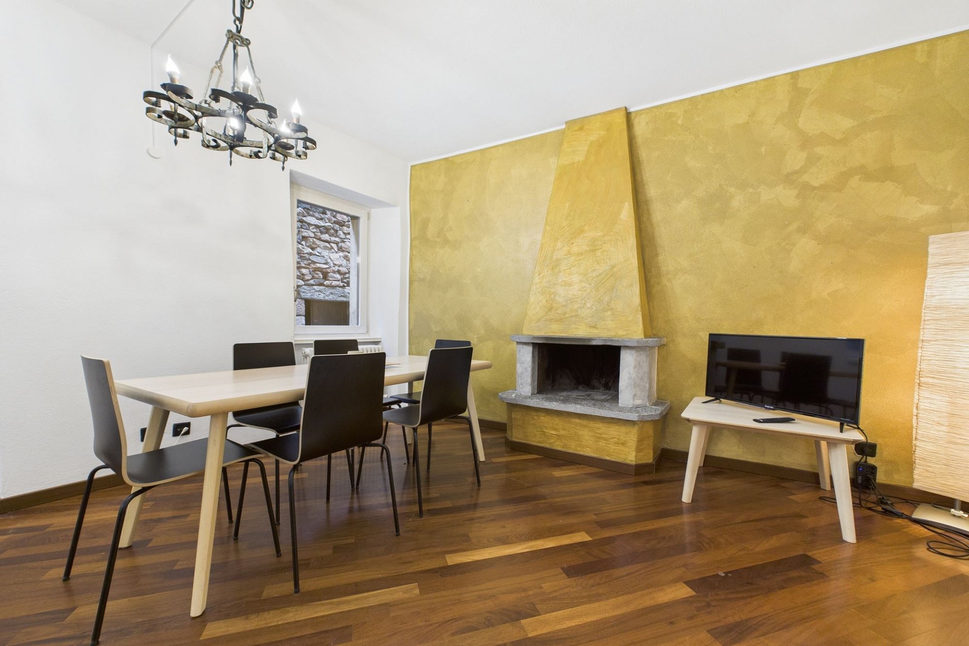 Esszimmer mit Kamin und Holzboden
