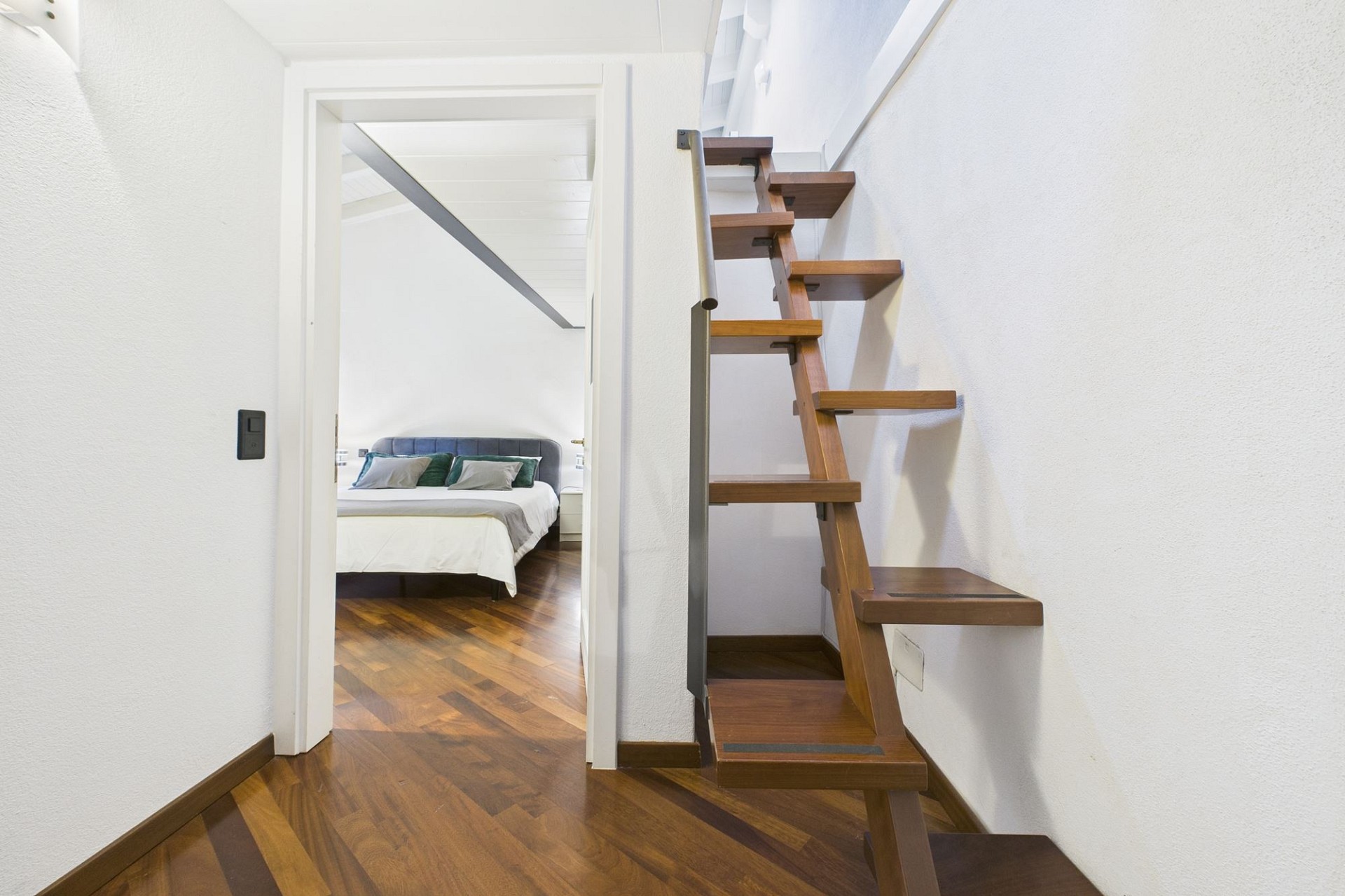 Galerie mit Holztreppe zum Schlafzimmer