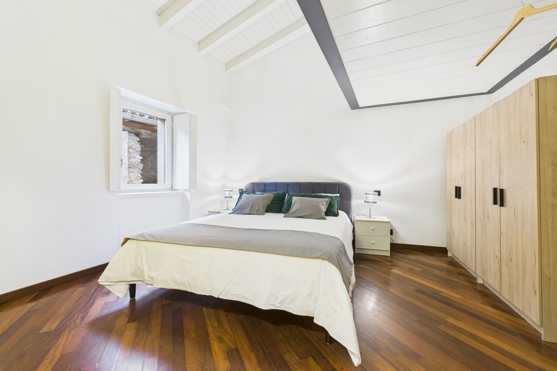 Helles Schlafzimmer mit Dachschräge
