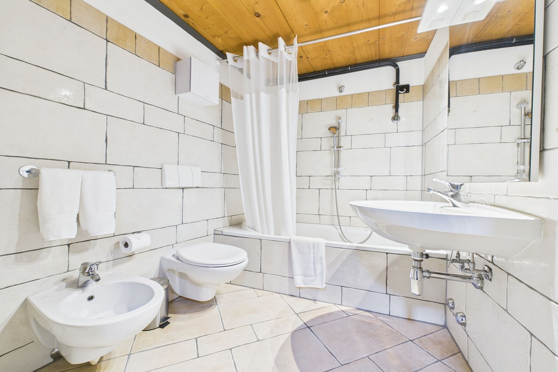 Modernes Badezimmer mit Wanne und Schiebedusche