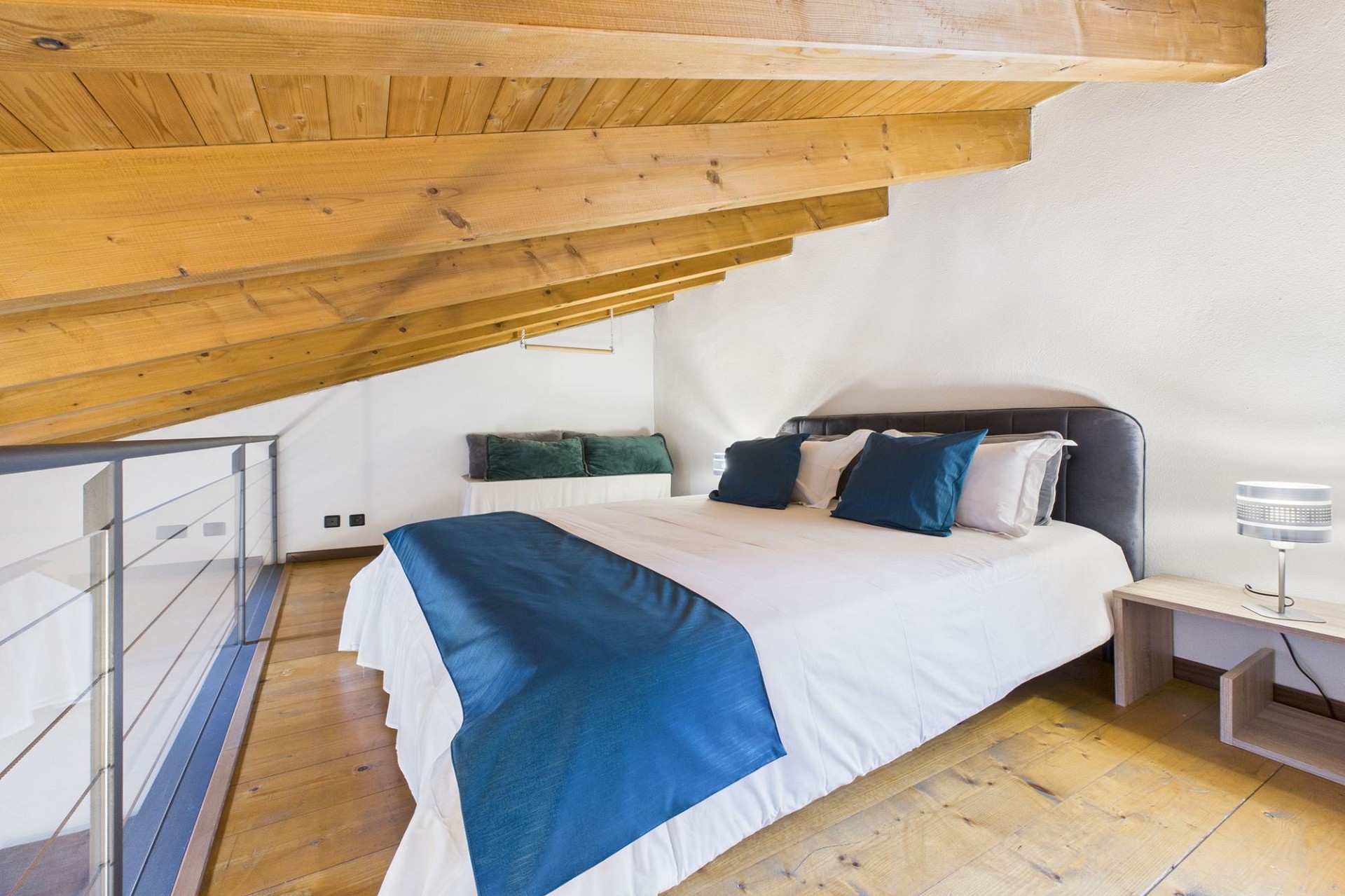 Dachgeschoss-Schlafzimmer mit Holzbalken