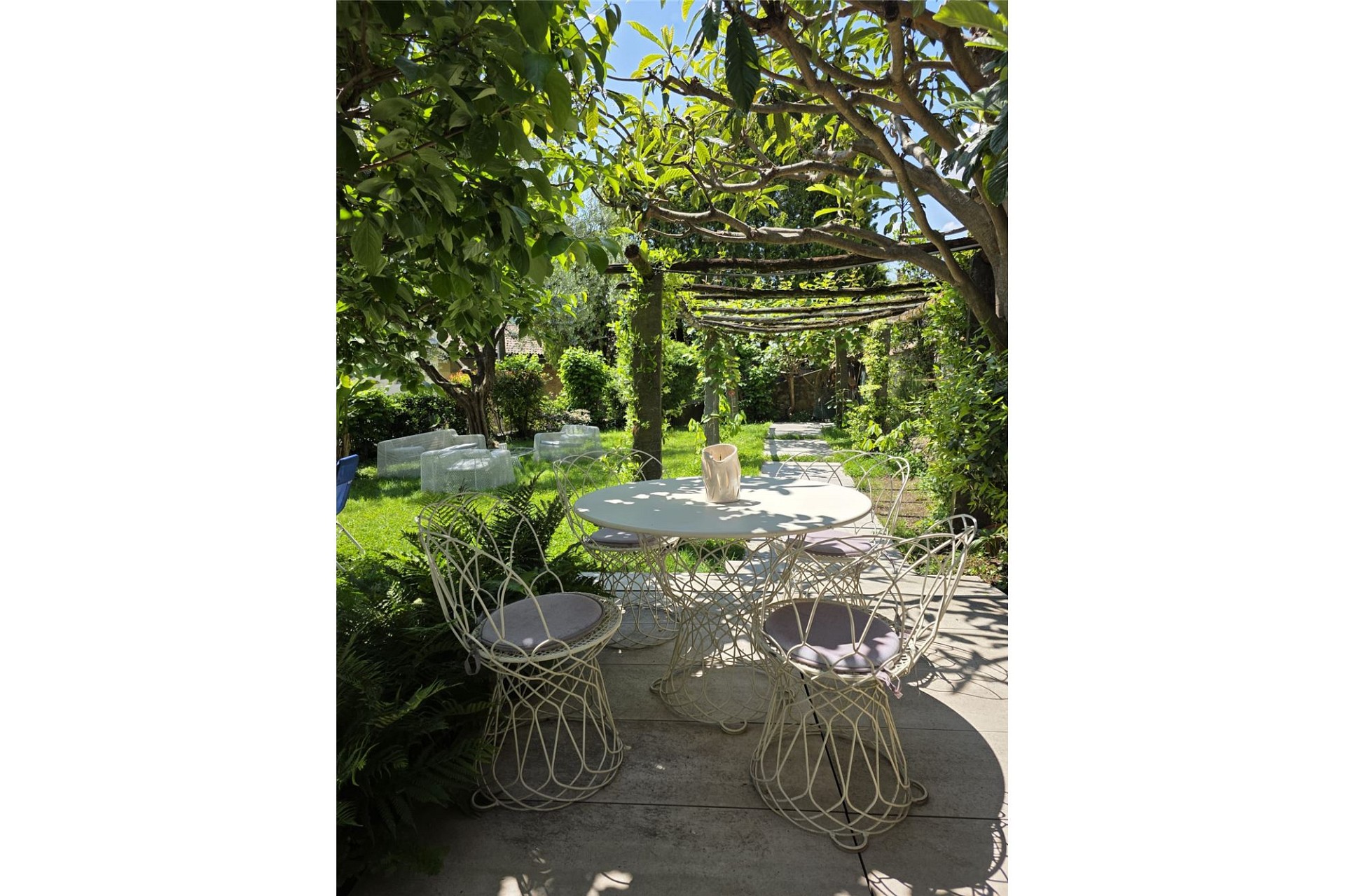 Garten-Terrasse mit Sitzgruppe unter Bäumen