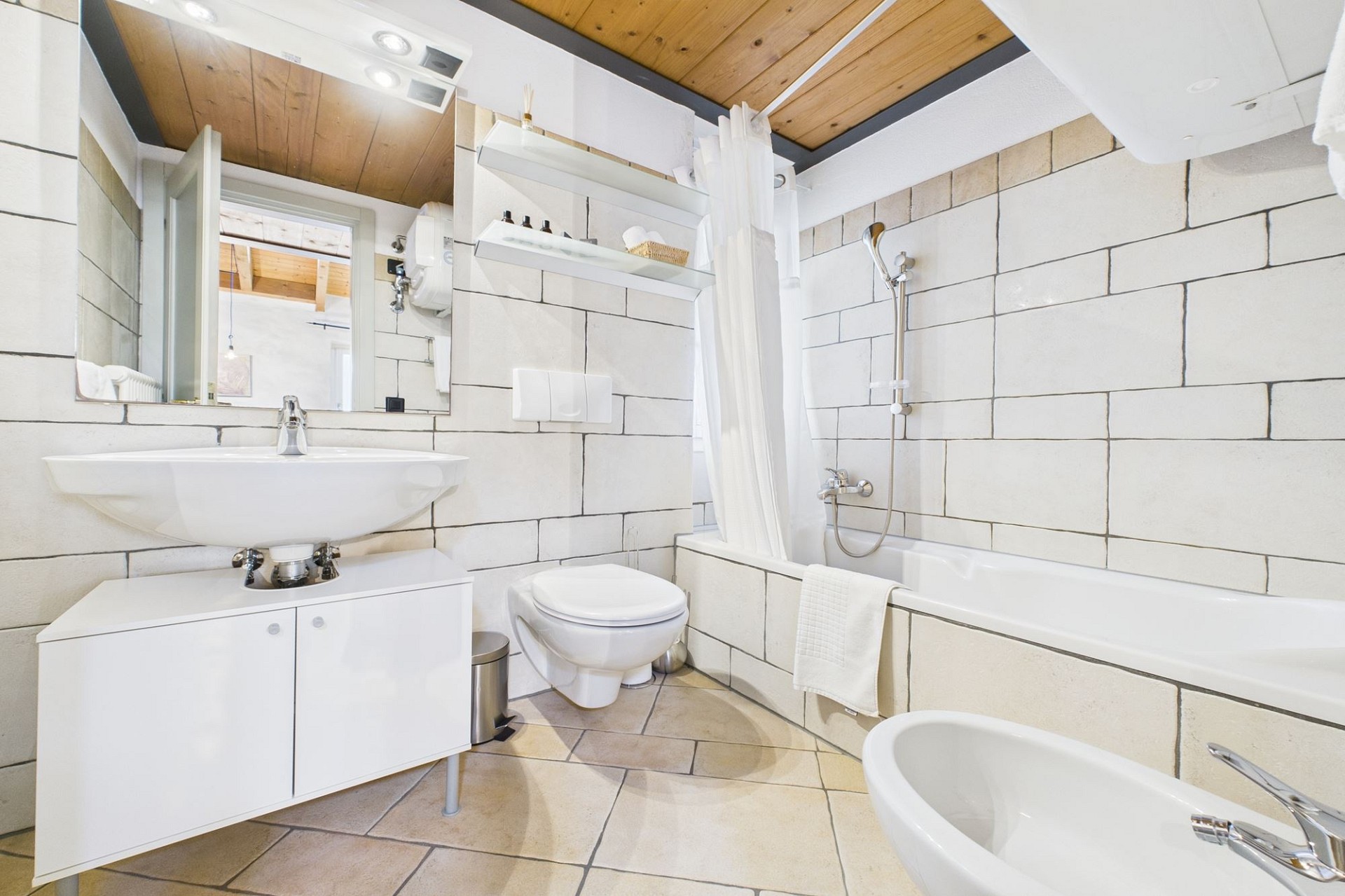 Helles Badezimmer mit Badewanne und Dachschräge