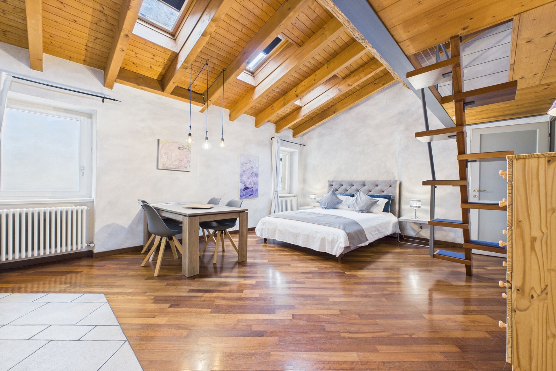 Helles Dachgeschoss-Schlafzimmer mit Holzbalkendecke