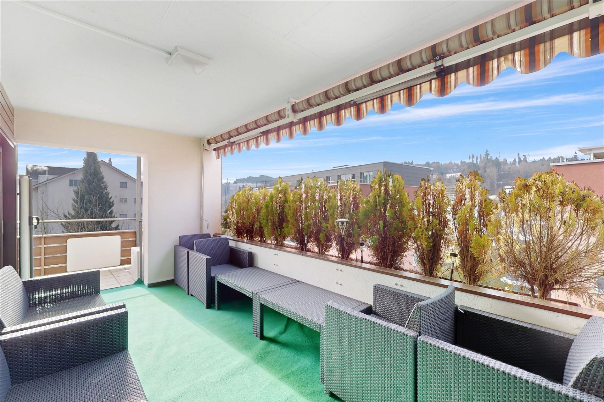 Überdachter Balkon mit Loungemöbeln