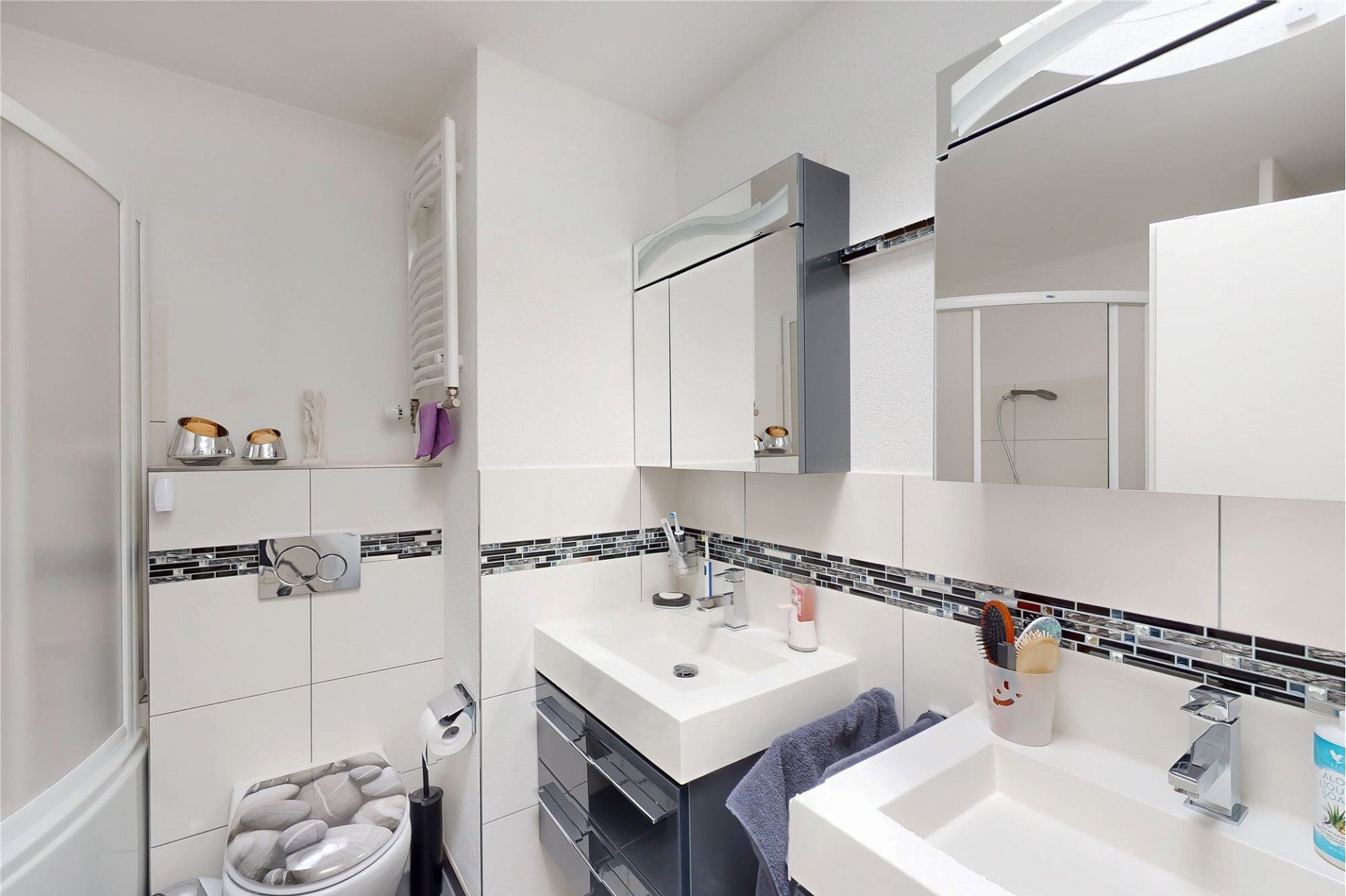 Modernes Badezimmer mit Doppelwaschtisch