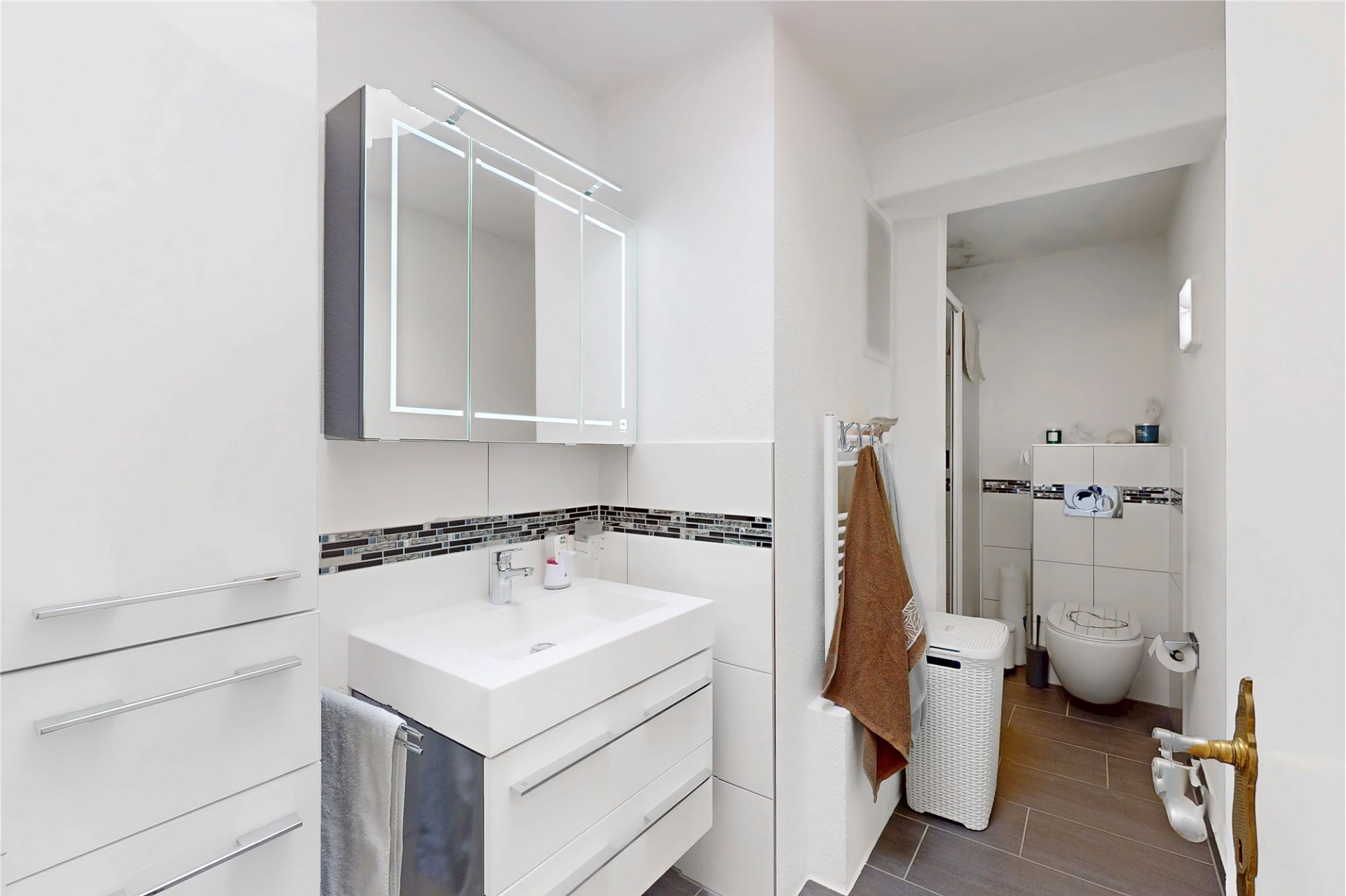 Modernes kleines Badezimmer mit separatem WC-Bereich