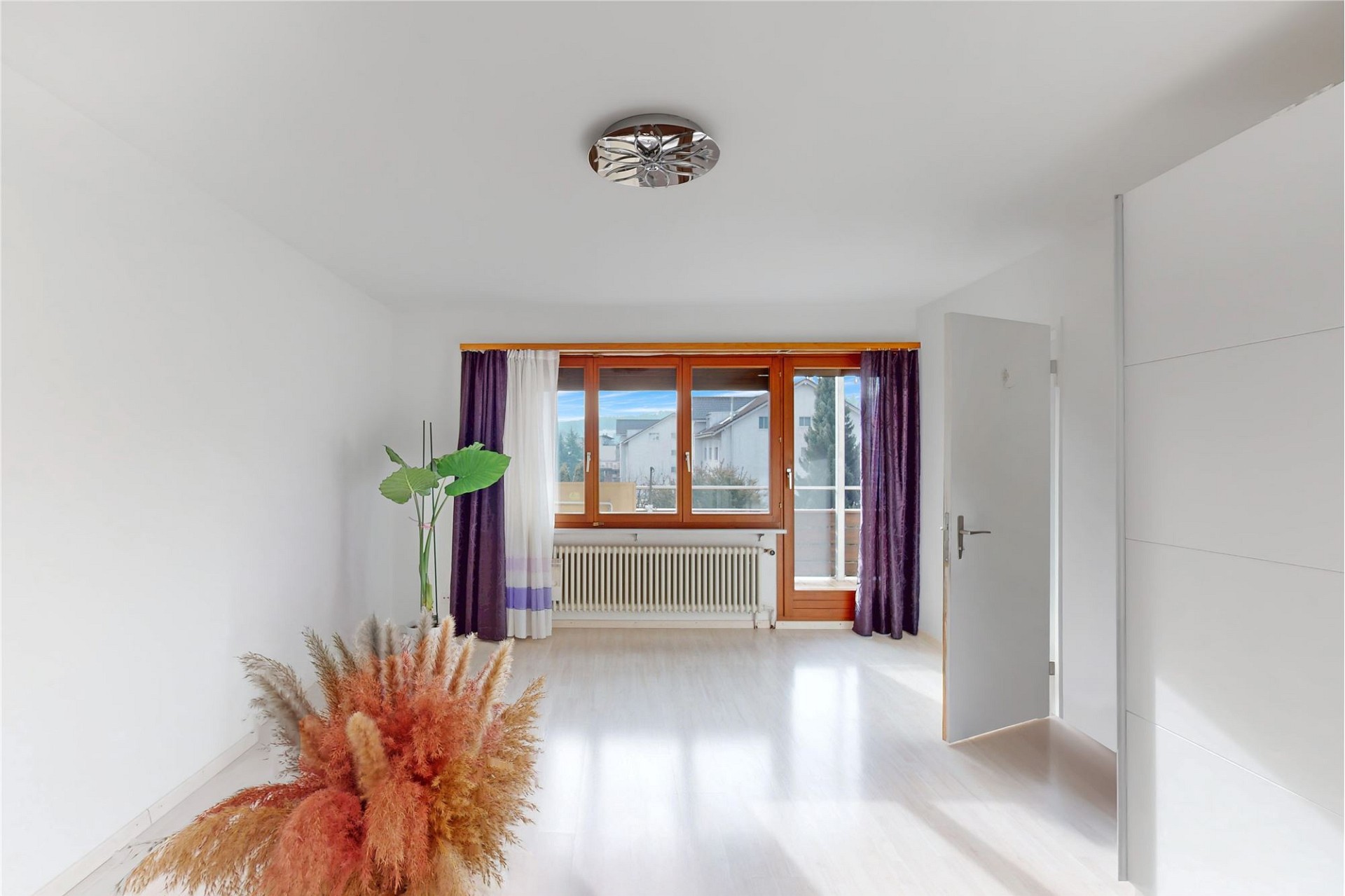 Helles Schlafzimmer mit Balkonzugang