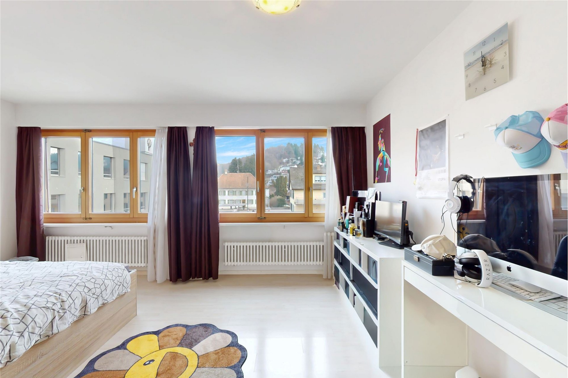 Helles Schlafzimmer mit Arbeitsplatz