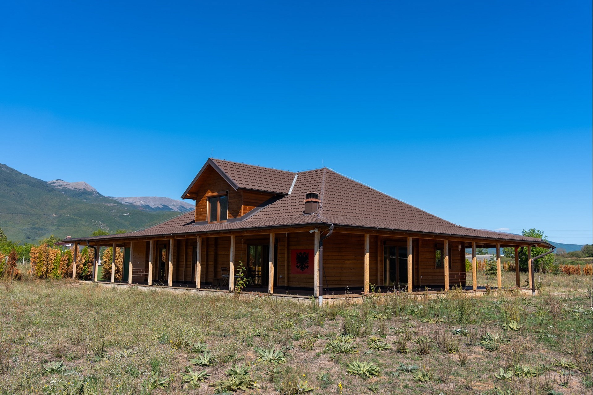 Holzhaus in ländlicher Berglandschaft