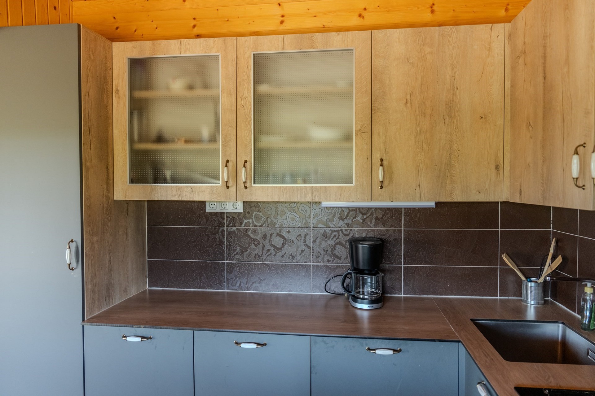 Küchenzeile mit Holzfronten