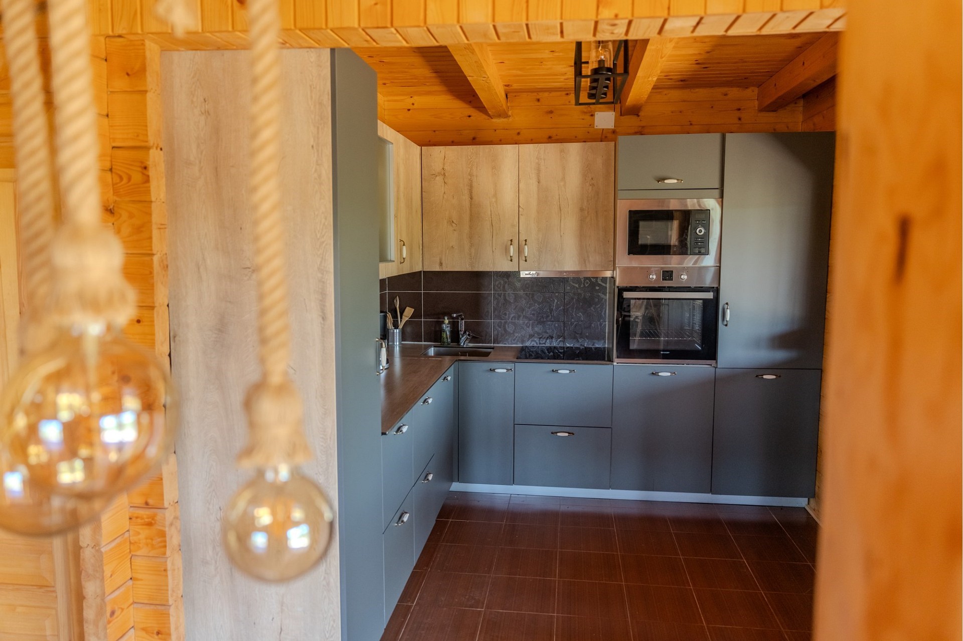 Rustikale Küche mit Holzdecke